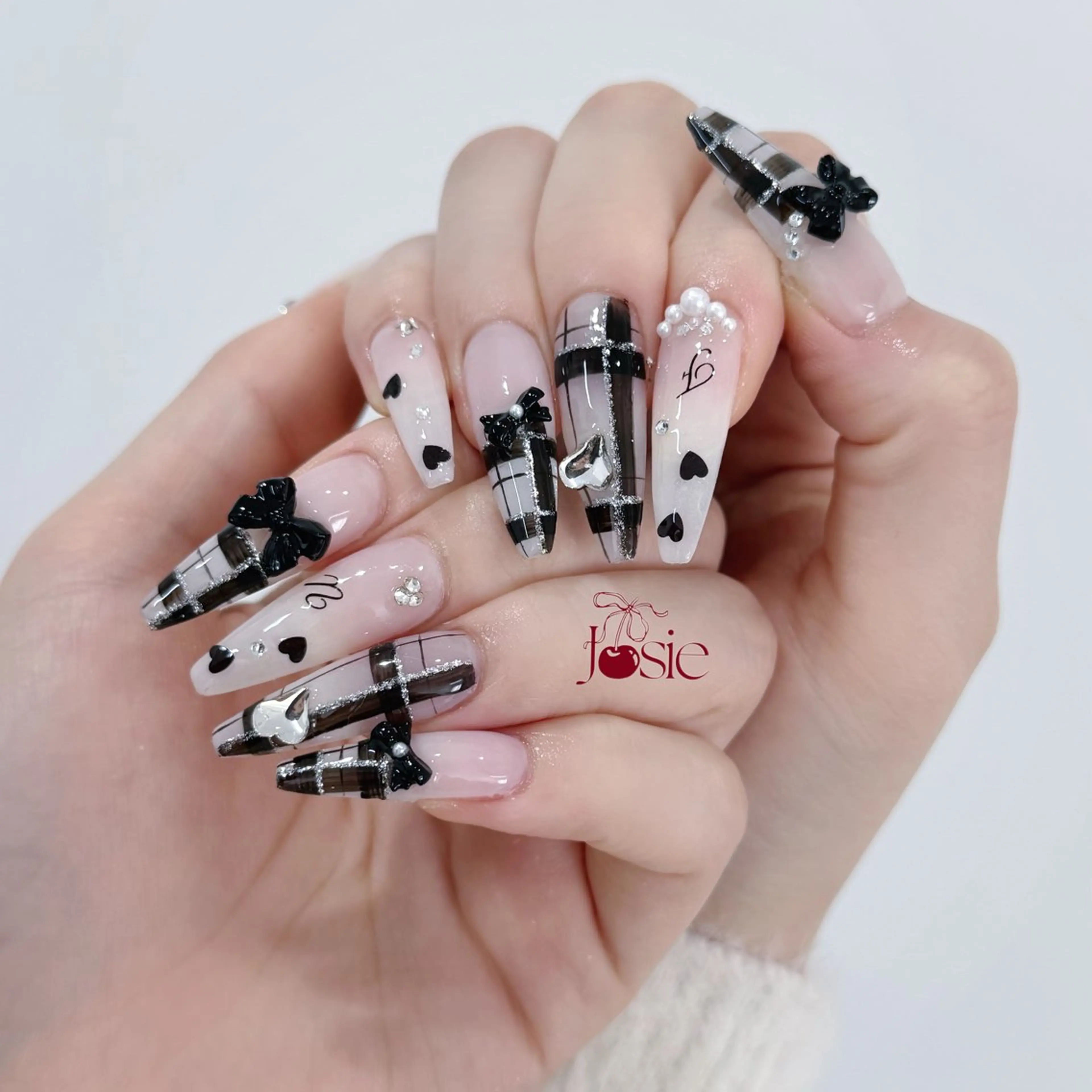 ネイル キラキラネイル 韓国ネイル ロングネイル ワンホンネイル ハンドネイル Josie nail salonのネイルデザイン