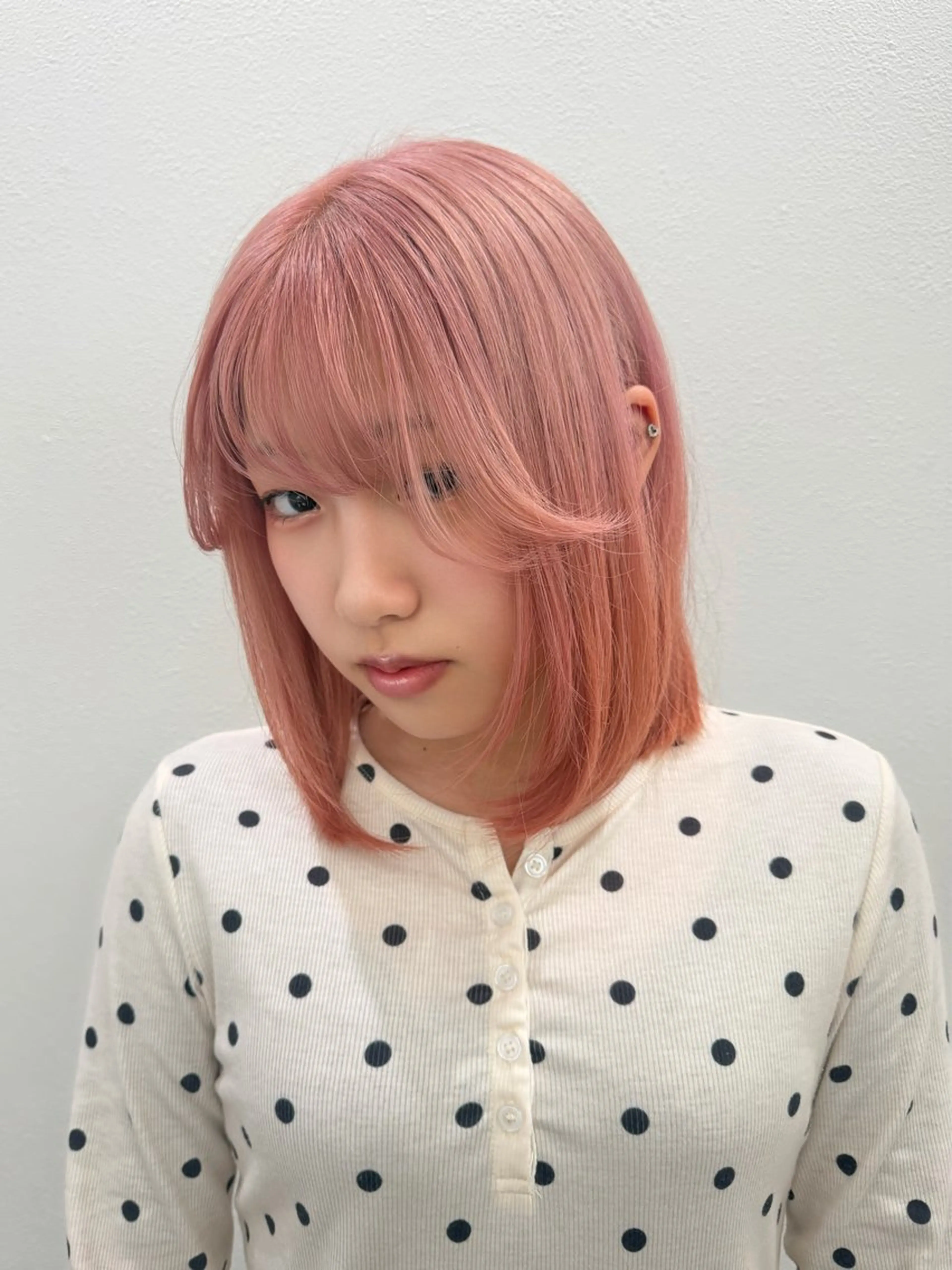 ミディアム カラー ベージュカラー ピンクカラー ピンクベージュ ヘアカラー ハイトーン🪼派手髪 mahoのヘアスタイル