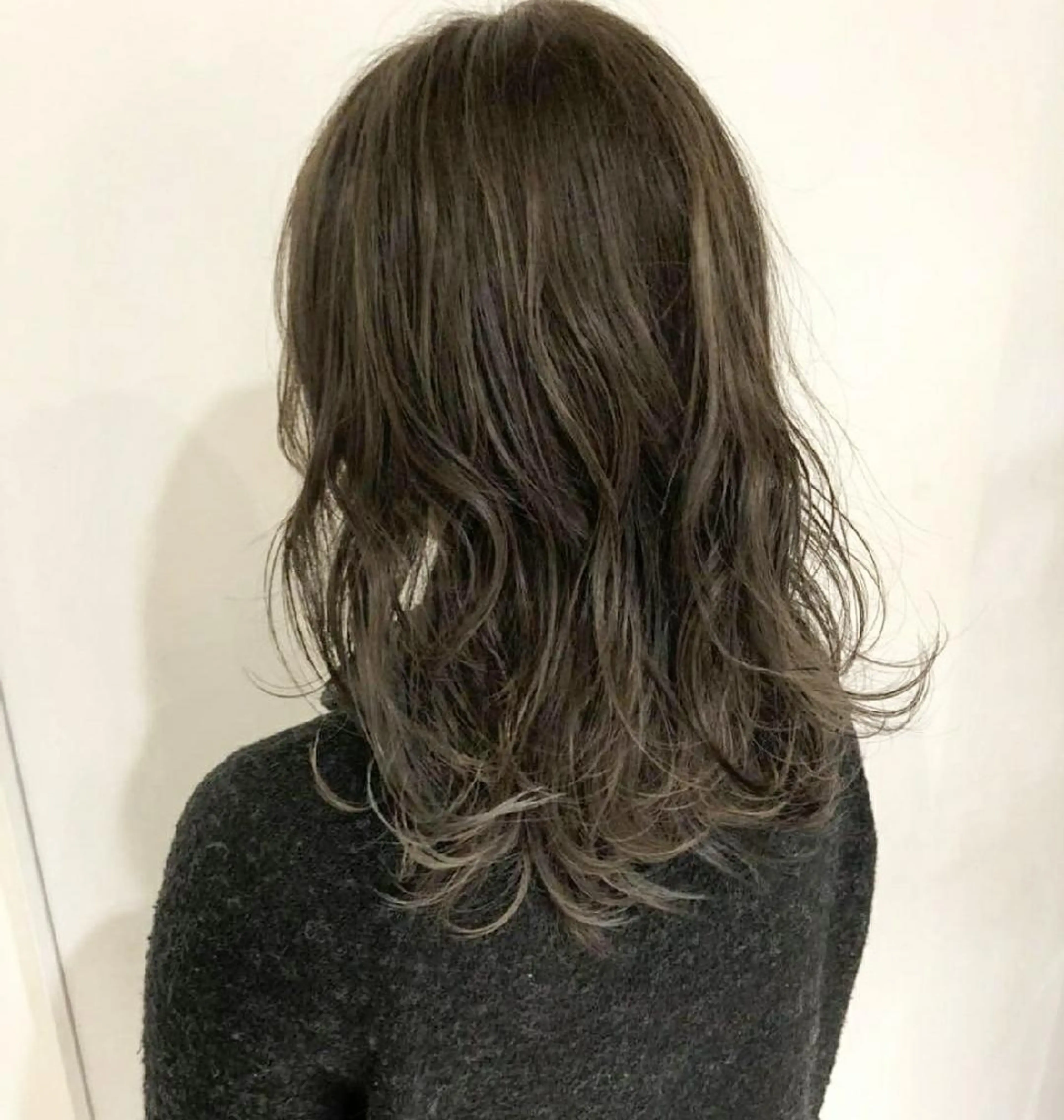 カラー セミロング バレイヤージュ 透明感カラー デザインカラー グラデーションカラー グレージュ 竹内啓太 ボブのヘアスタイル