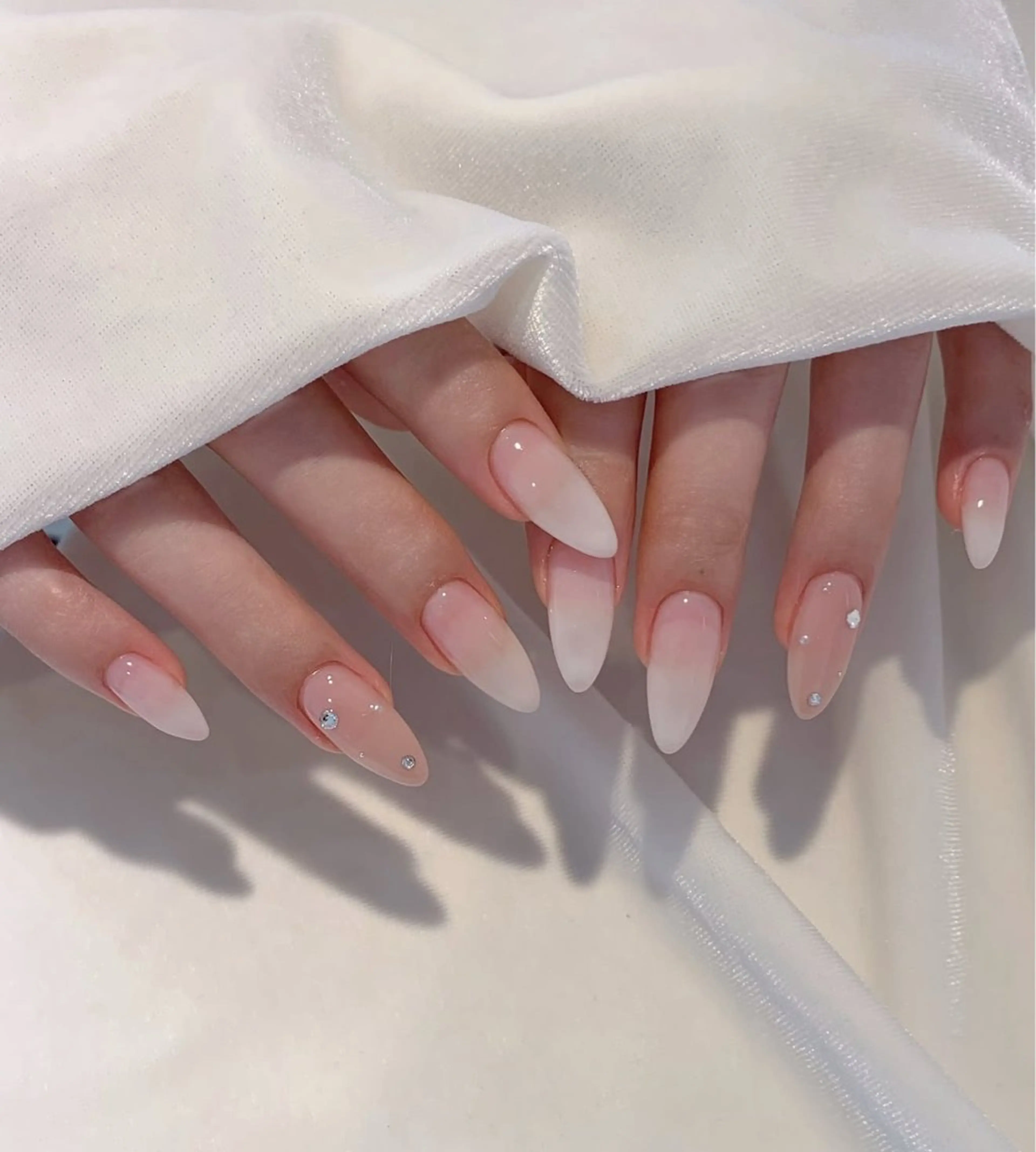 ネイル キラキラネイル マグネットネイル ぷっくりネイル 春ネイル ワンホンネイル ハンドネイル Lyna 池袋のネイルデザイン