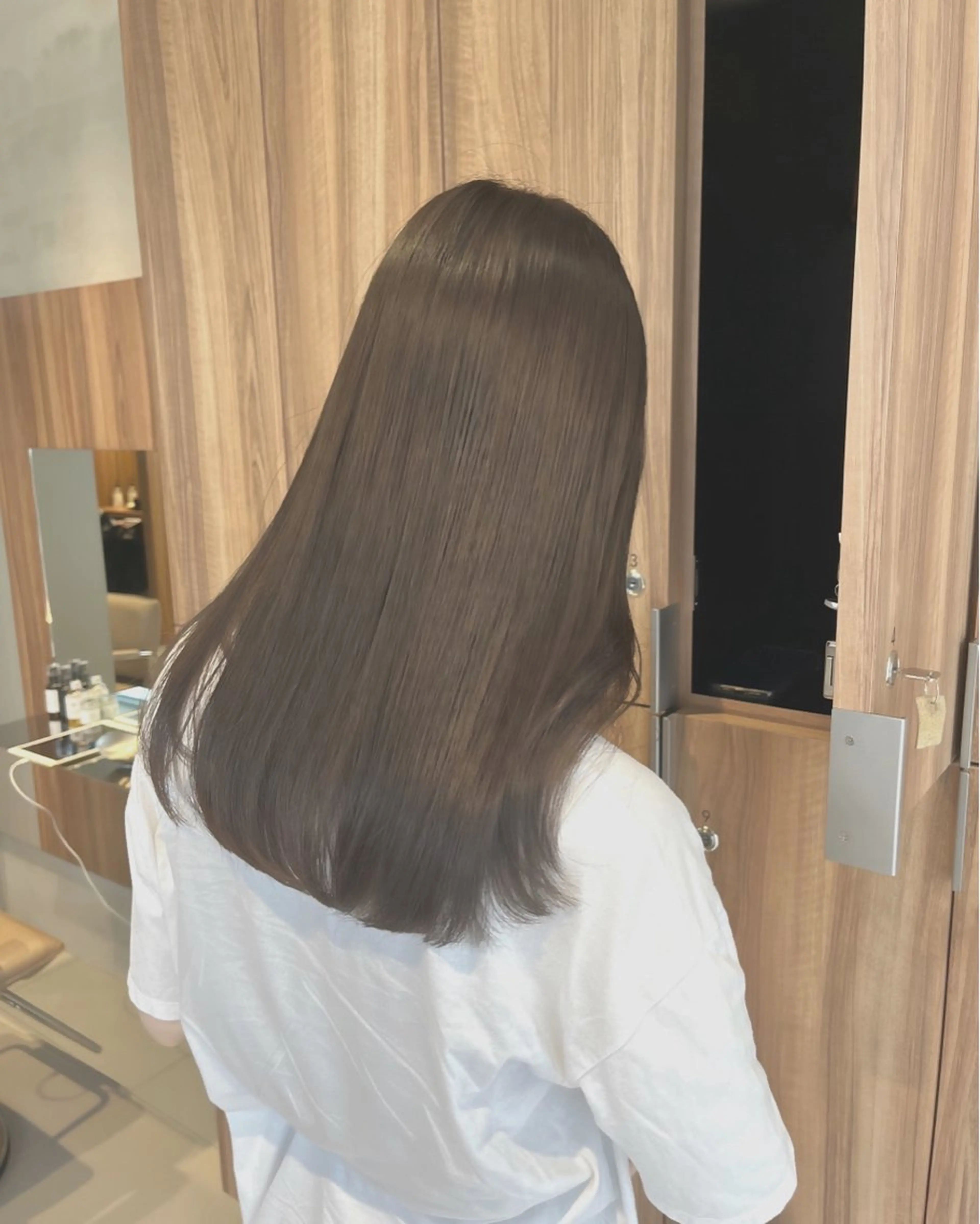 ロング カラー グレージュ オリーブグレージュ オリーブグレー 髪質改善 ブリーチなし 寒色カラーのヘアスタイル