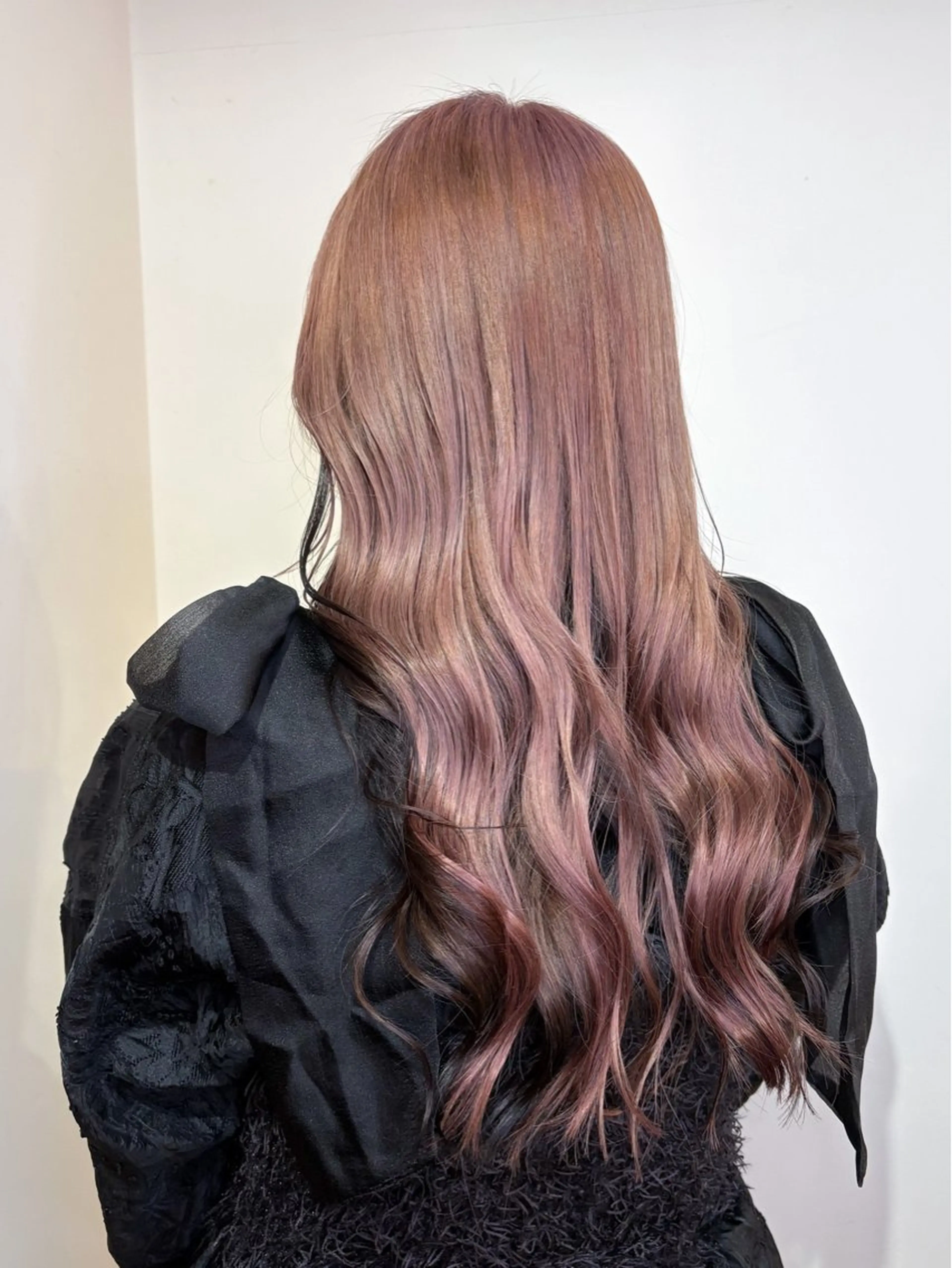 ロング カラー 黒髪 グレージュ ピンクカラー 小川 美奈のヘアスタイル