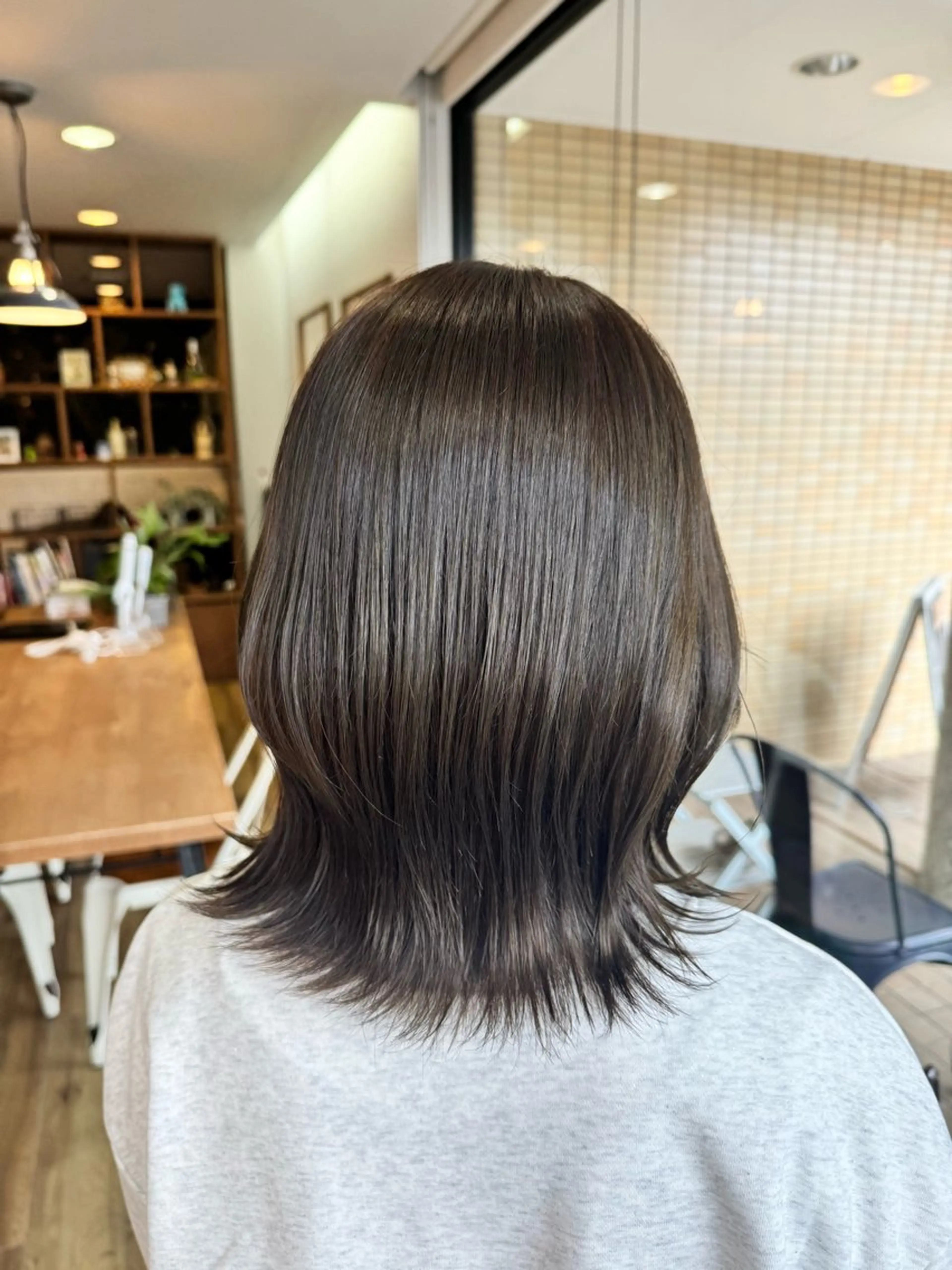 ミディアム カラー ベージュカラー オリーブベージュ ヘアカラー トリートメント ツキダテ ユイのヘアスタイル