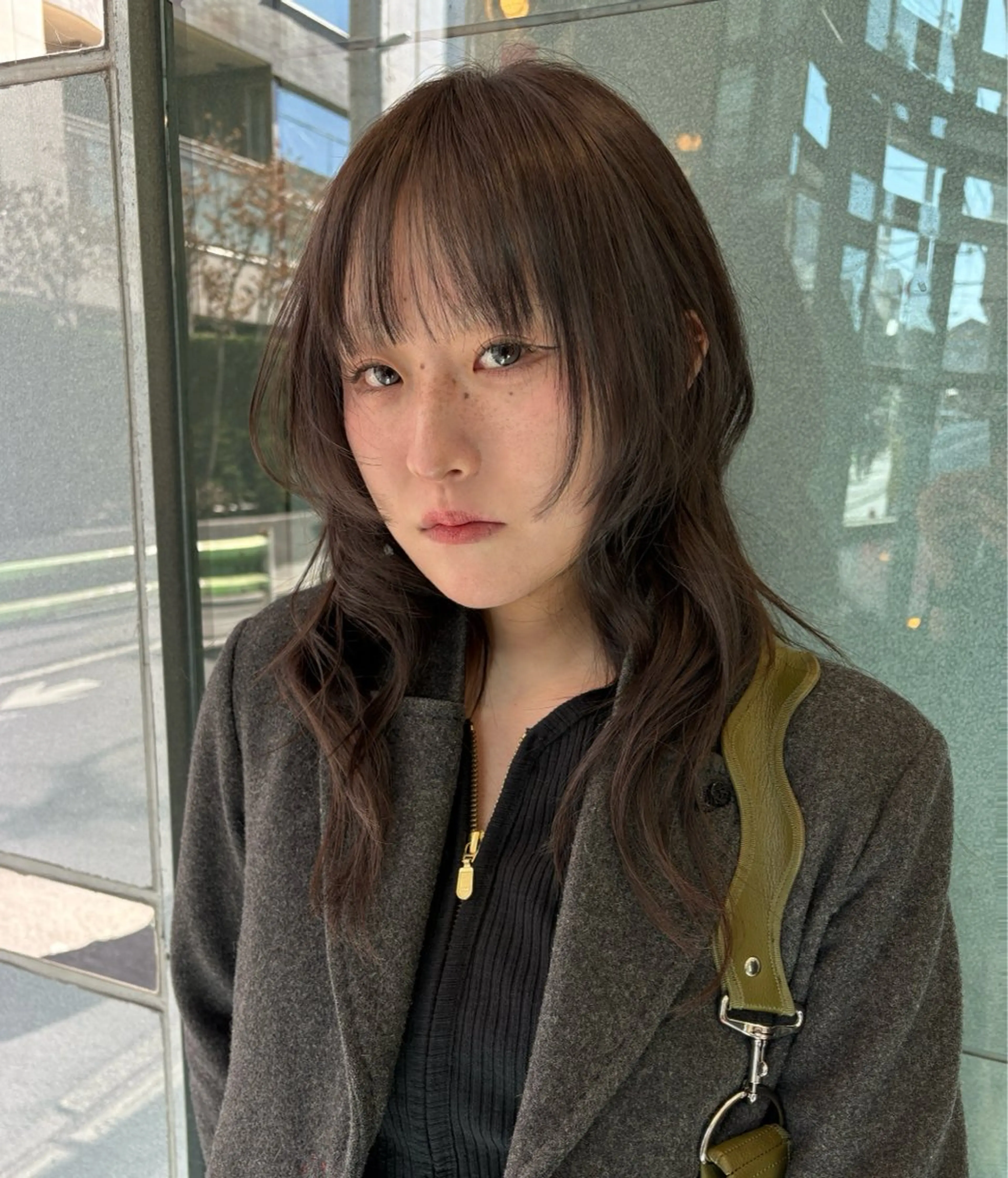 ミディアム カラー 黒髪 くびれヘア くびれレイヤー レイヤーカット シースルーバング 似合わせカット/ naokoのヘアスタイル