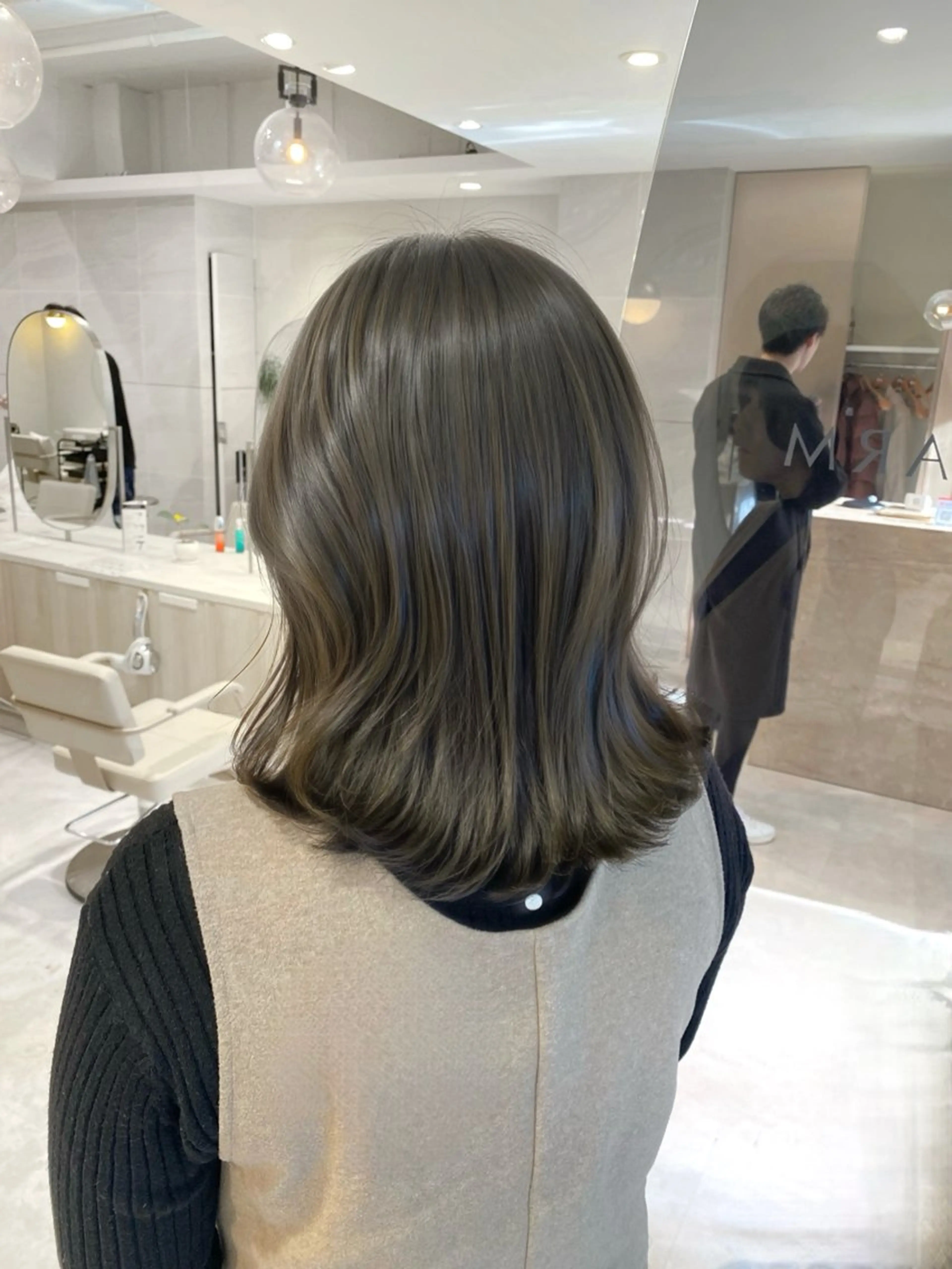 ミディアム カラー イルミナカラー くびれヘア カット ヘアカラー トリートメント 透明感カラー🌿 グレージュ🐺陽介のヘアスタイル