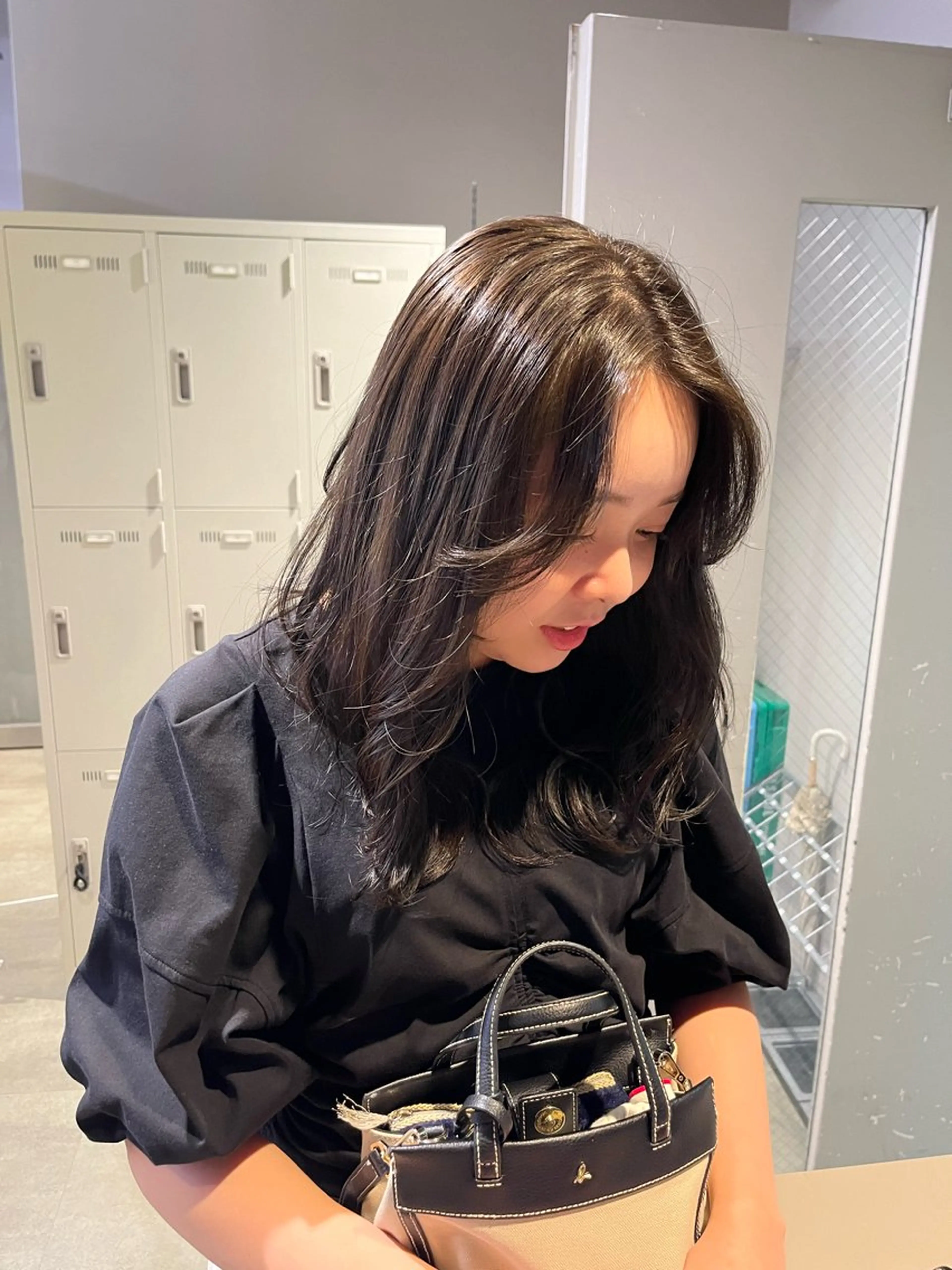 セミロング 寒色＆ブリーチ特化 寒色MiOのヘアスタイル