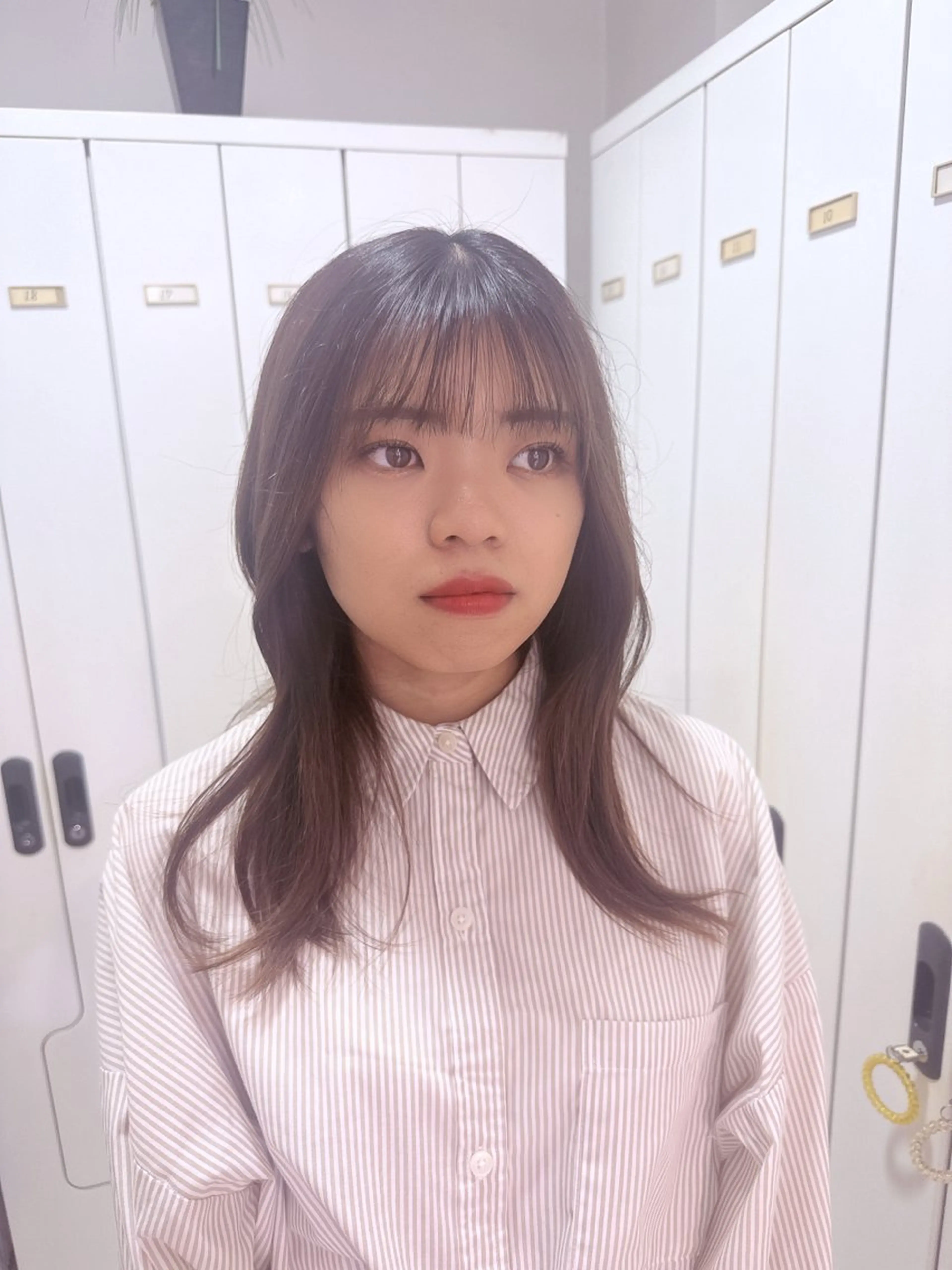 セミロング レイヤー 艶々カラーのヘアスタイル