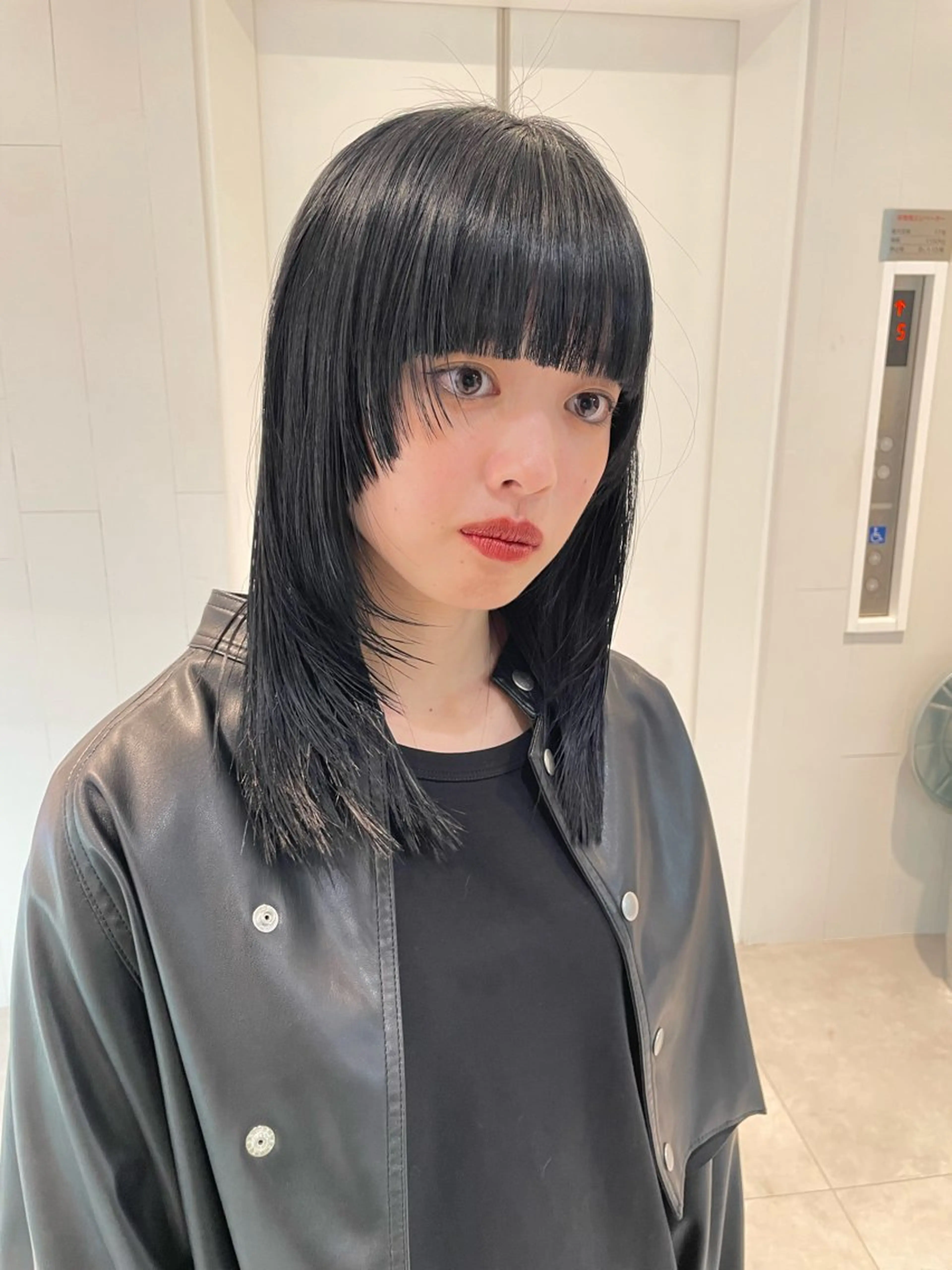 ミディアム カラー ミディアムレイヤー 黒髪 ブルーカラー ブルーブラック レイヤーカット カット ヘアカラー トリートメント パーマ/パーマ落とし 【Kouta】のヘアスタイル