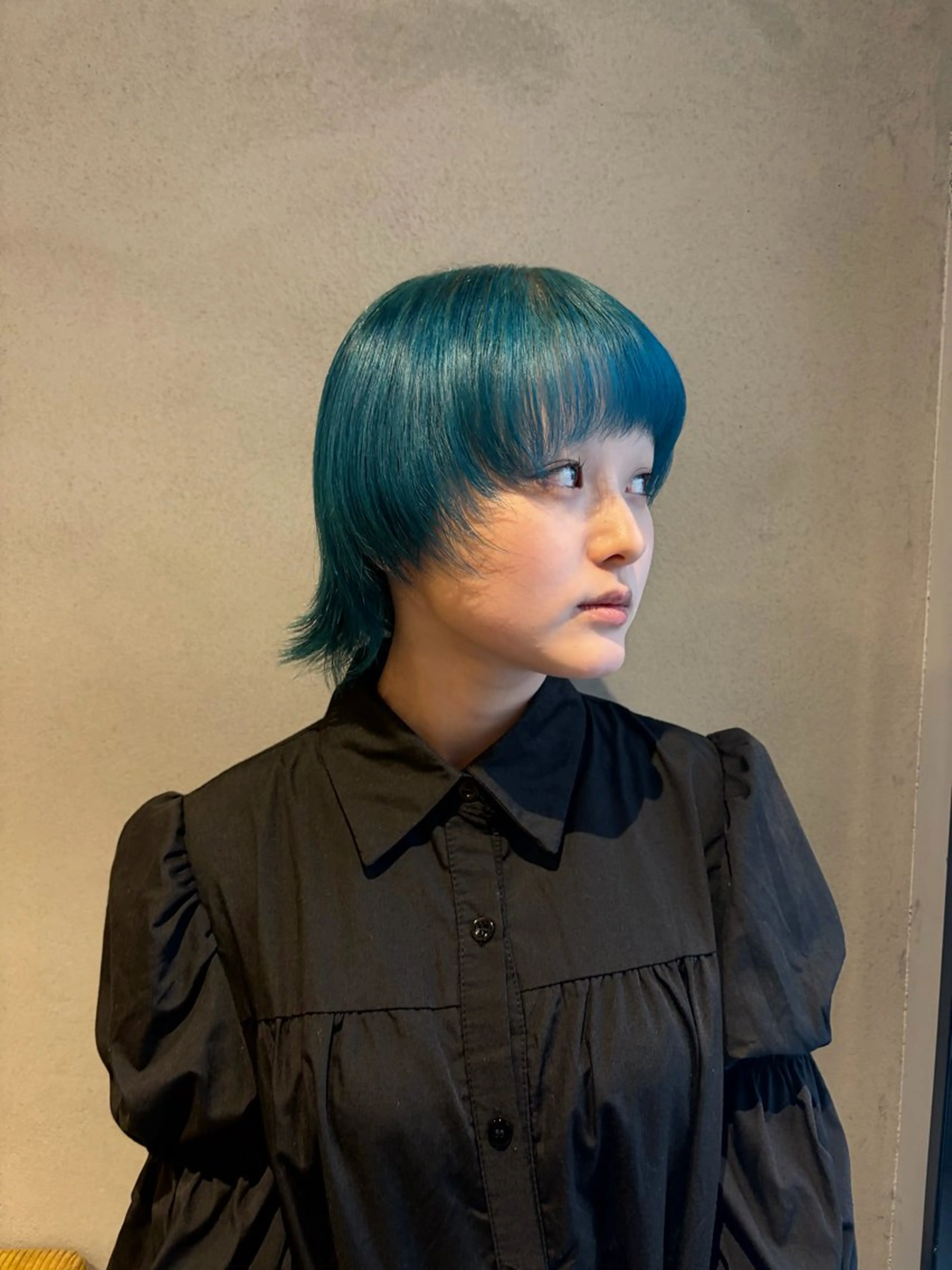 ショート カラー ブルーカラー ミント 顔周りカット レイヤーカット オン眉 ヘアカラー Canna kotoriのヘアスタイル