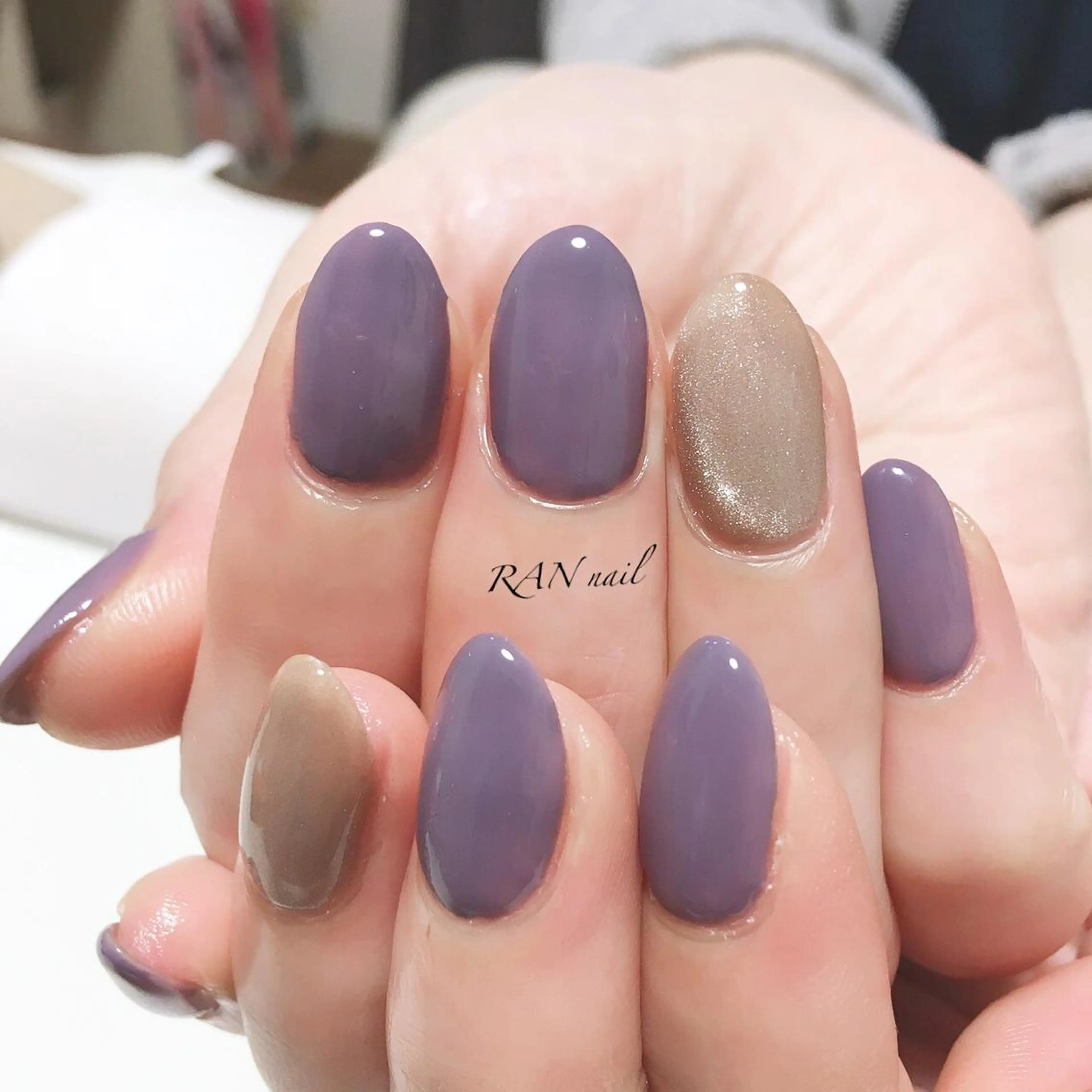 ネイル オーロラネイル ゴールド ワンカラーネイル シンプルネイル 冬ネイル RAN nailのネイルデザイン