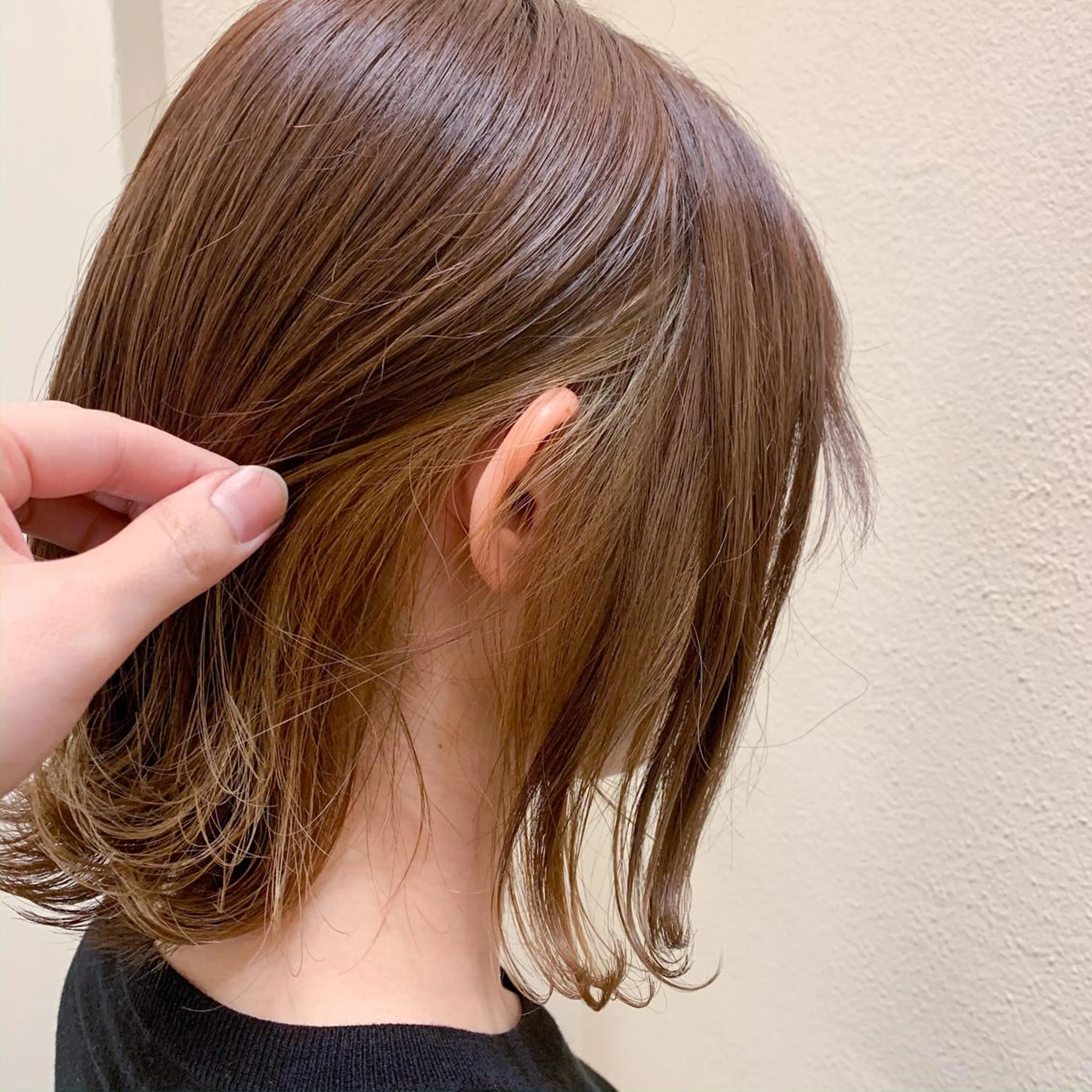 ミディアム カラー ベージュカラー イヤリングカラー スギヤマ ショウゴのヘアスタイル