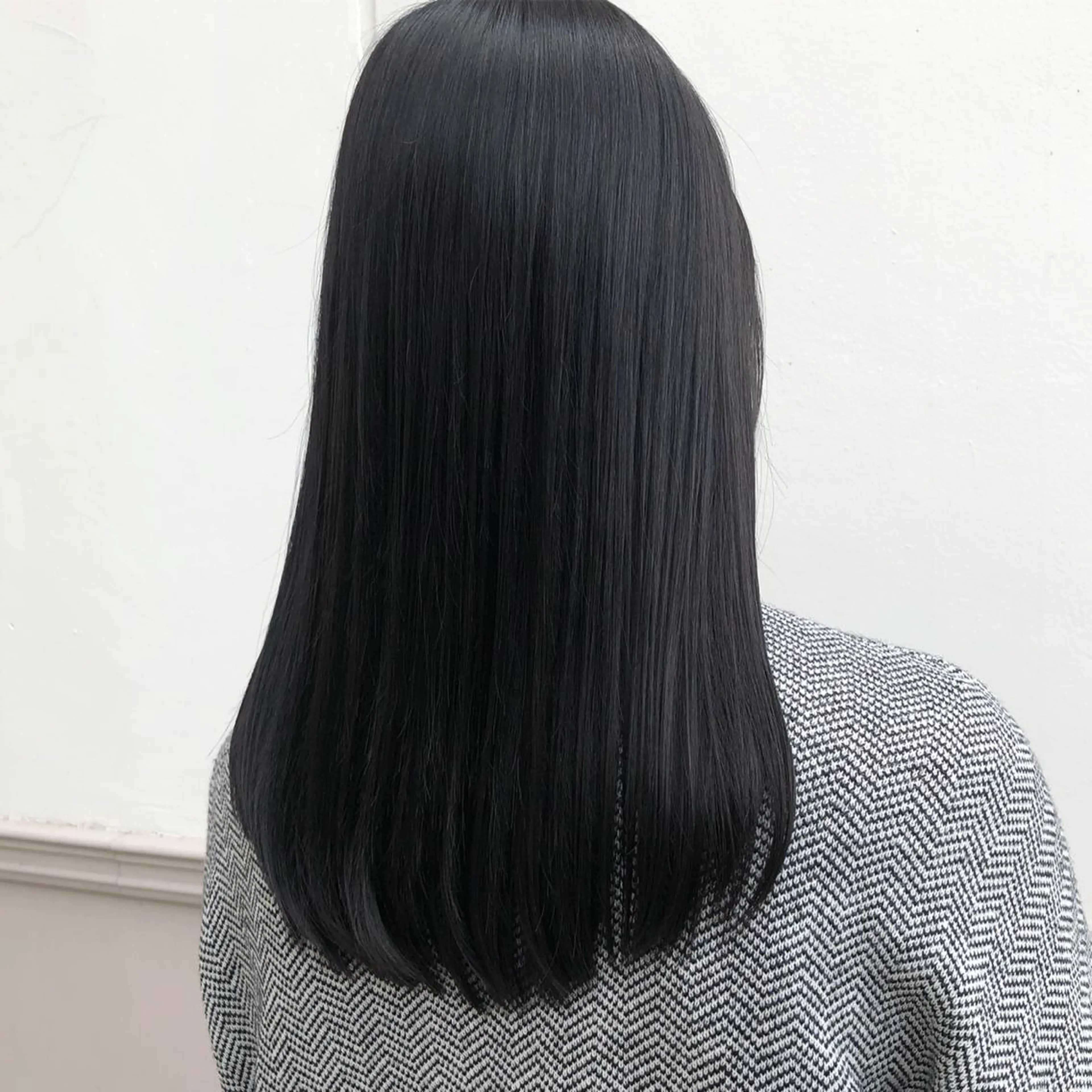 ロング カラー ダークグレー 足立 千咲のヘアスタイル