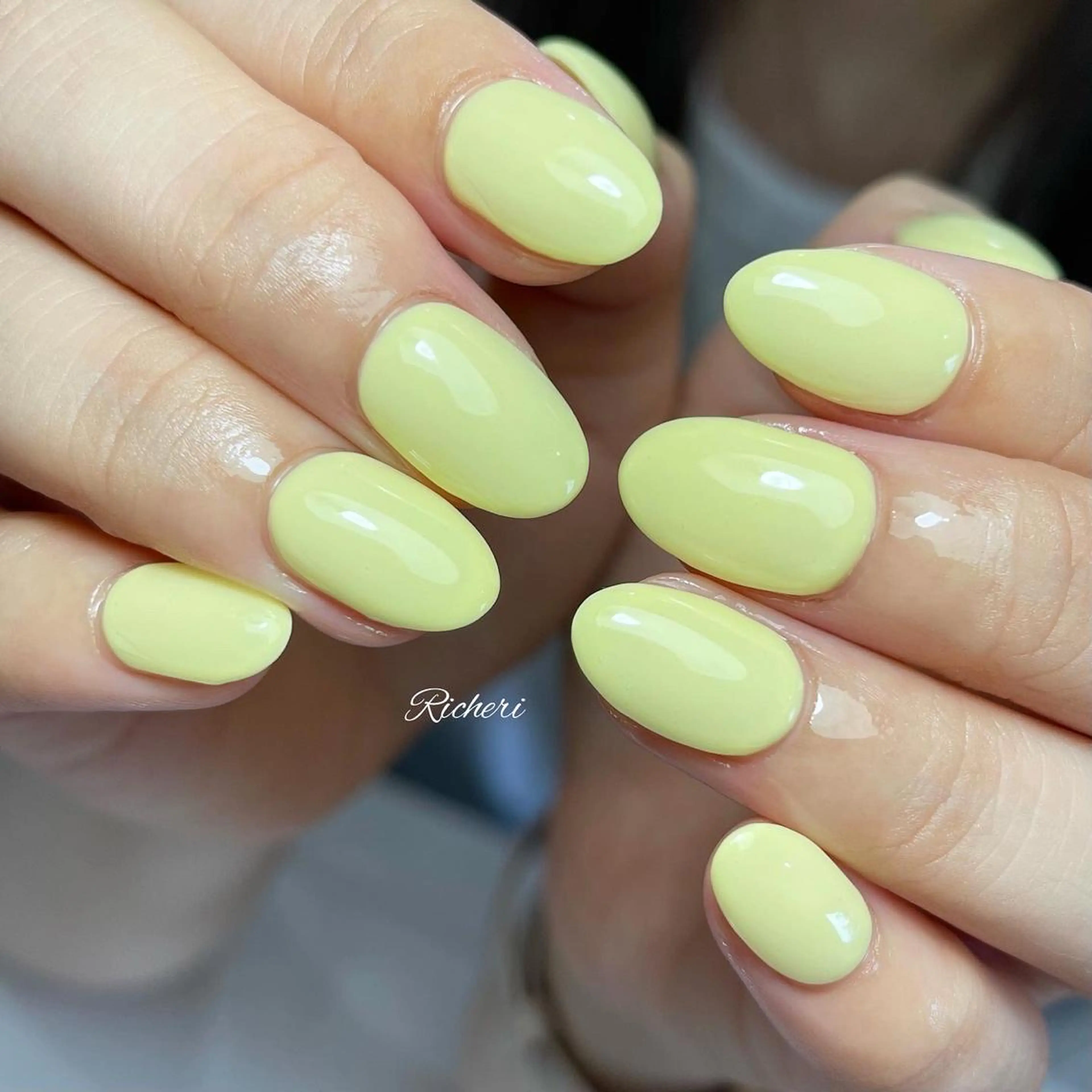 ミディアム ネイル イエローカラー 韓国風ヘア アートネイル フレンチネイル ジェルネイル richeri beautyのエステ・リラクイメージ