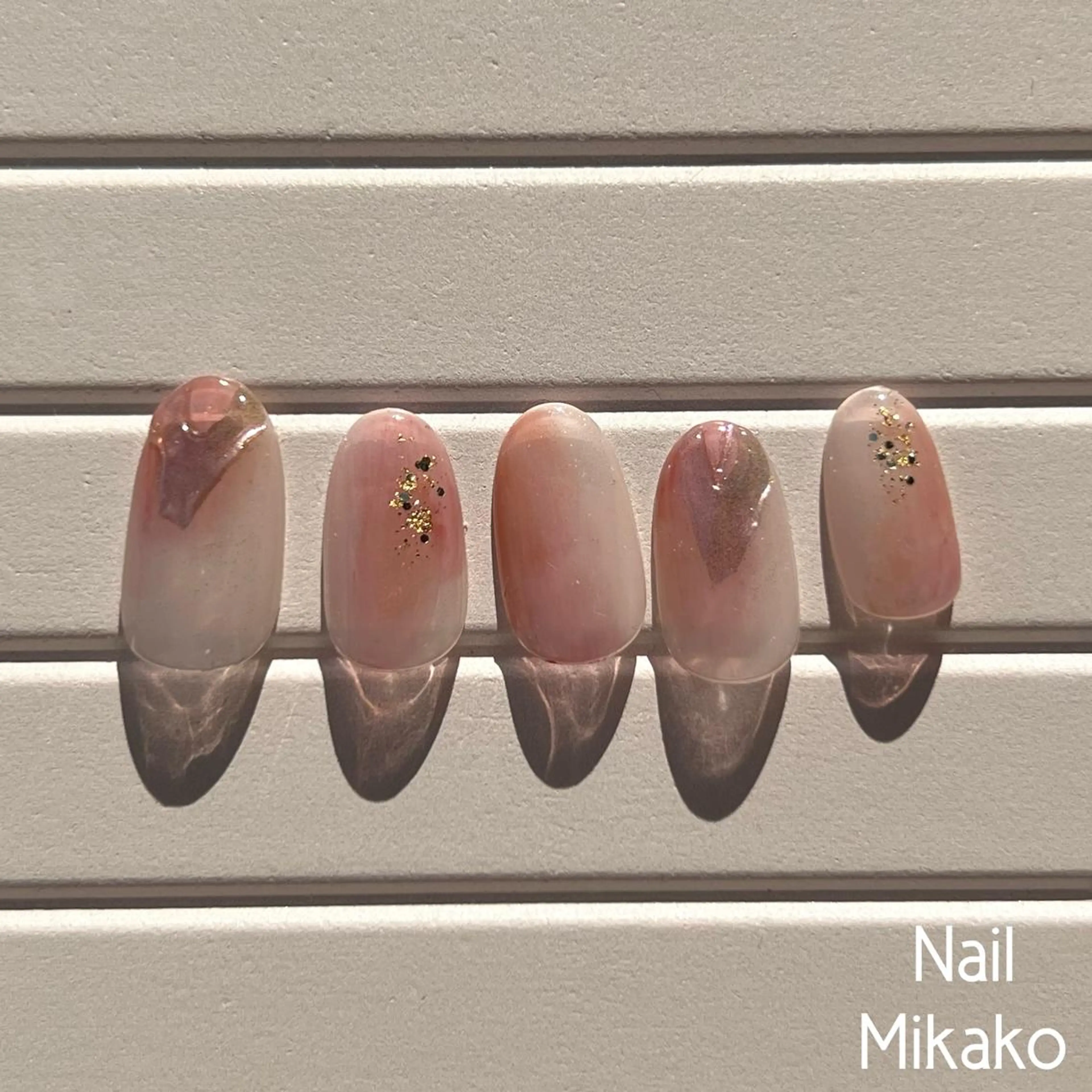 ネイル ラメ(グリッター) マグネットネイル ミラーネイル ニュアンスネイル 赤色 Nail Mikakoのネイルデザイン