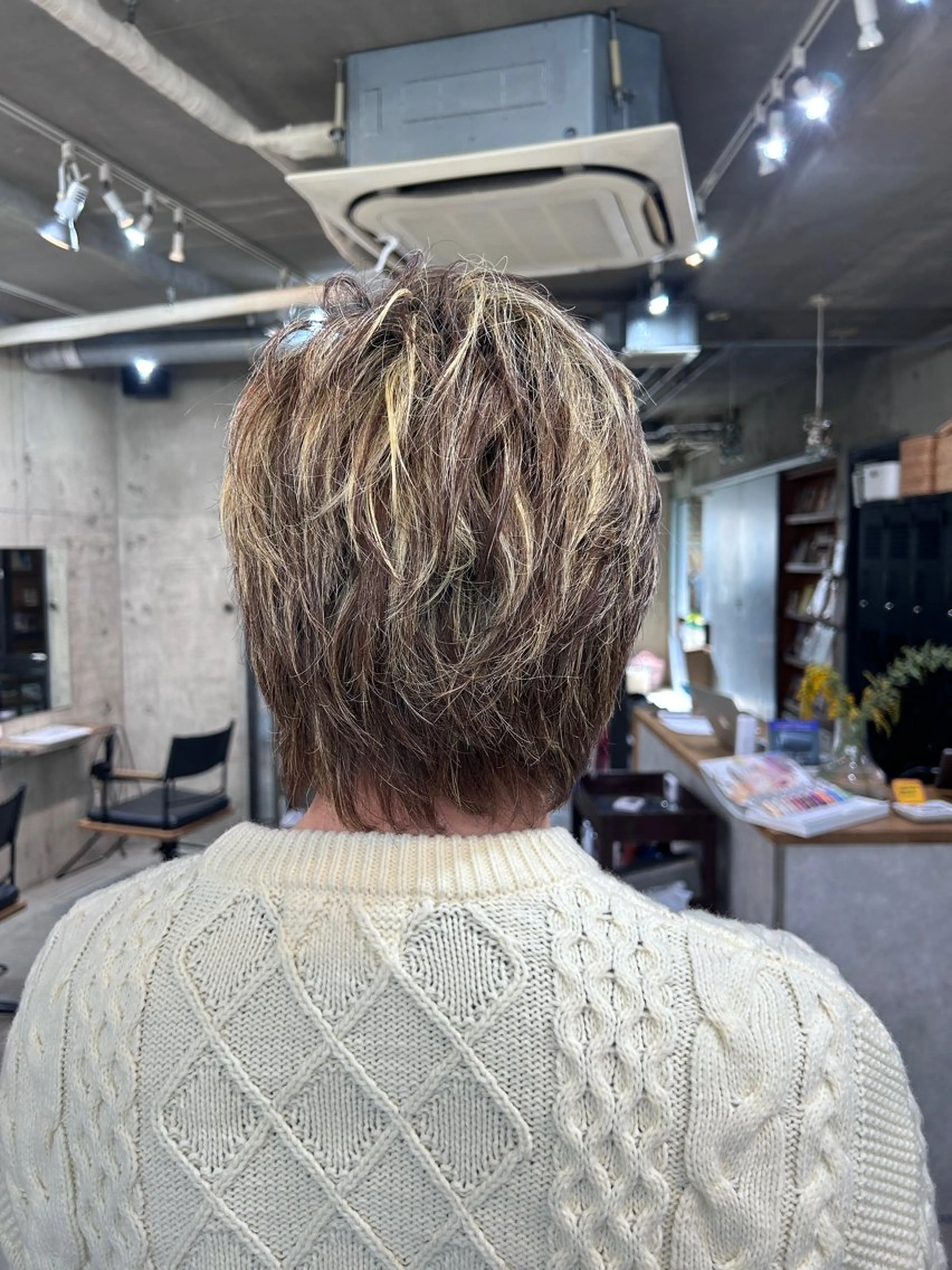 ミディアム カラー メンズ メンズブリーチ メンズハイライト メンズメッシュ ブリーチ ブラウンカラー メンズパーマ ジンのヘアスタイル