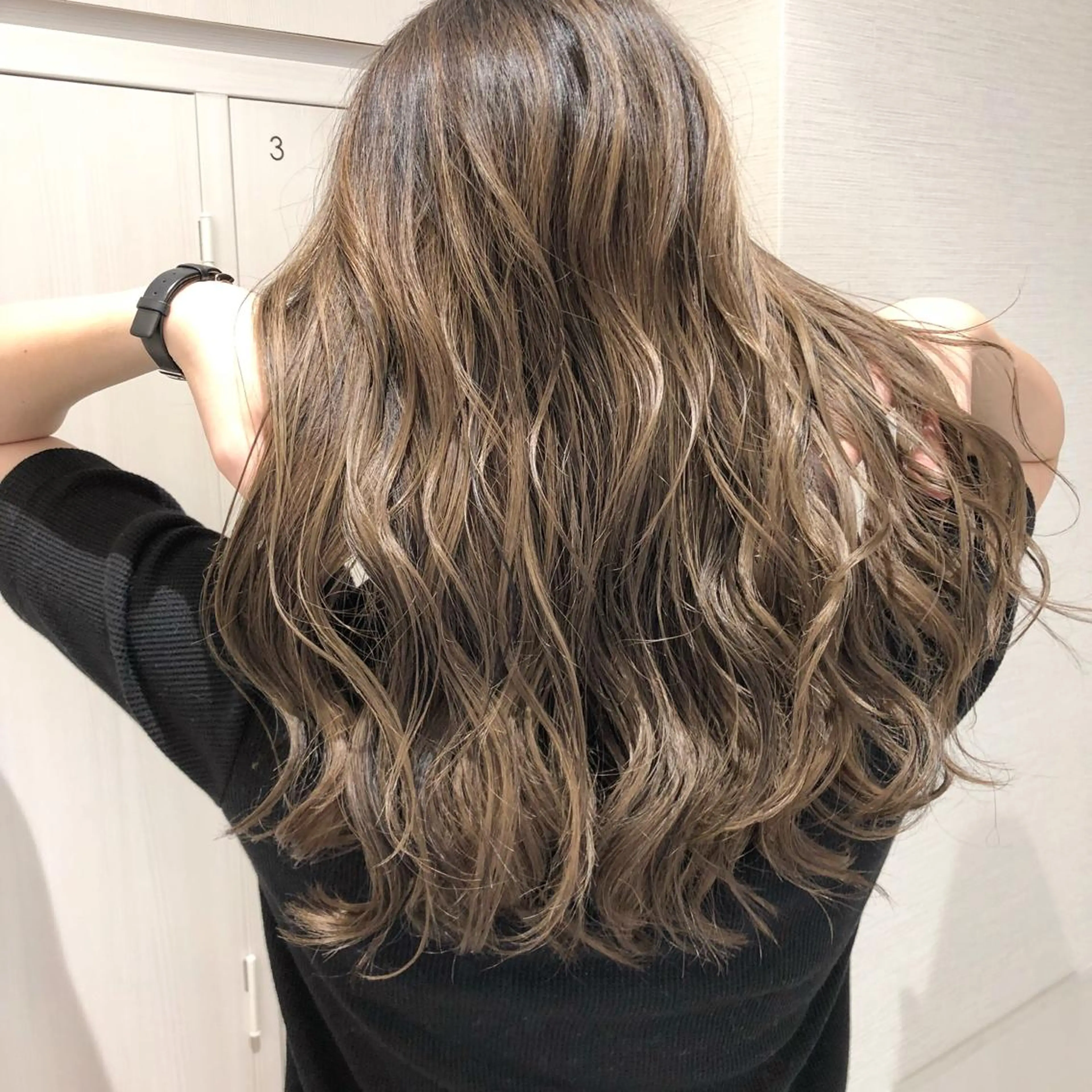 ロング カラー アディクシーカラー アッシュ バレイヤージュ 透明感カラー グラデーションカラー 三鷹で1番ショート ボブをカットする新谷のヘアスタイル