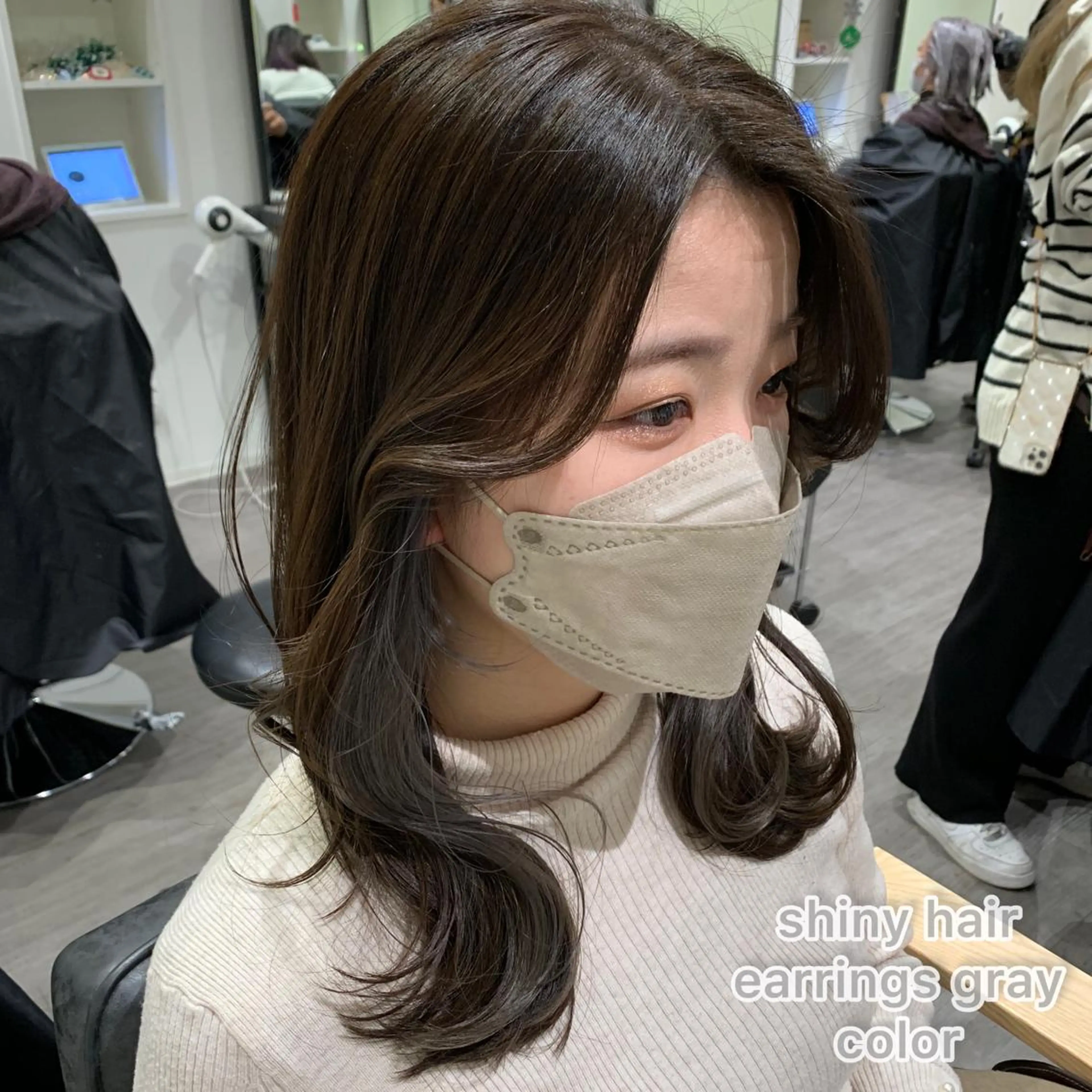 セミロング カラー シルバー 艶髪レイヤー上田 紗也🇰🇷💗のヘアスタイル