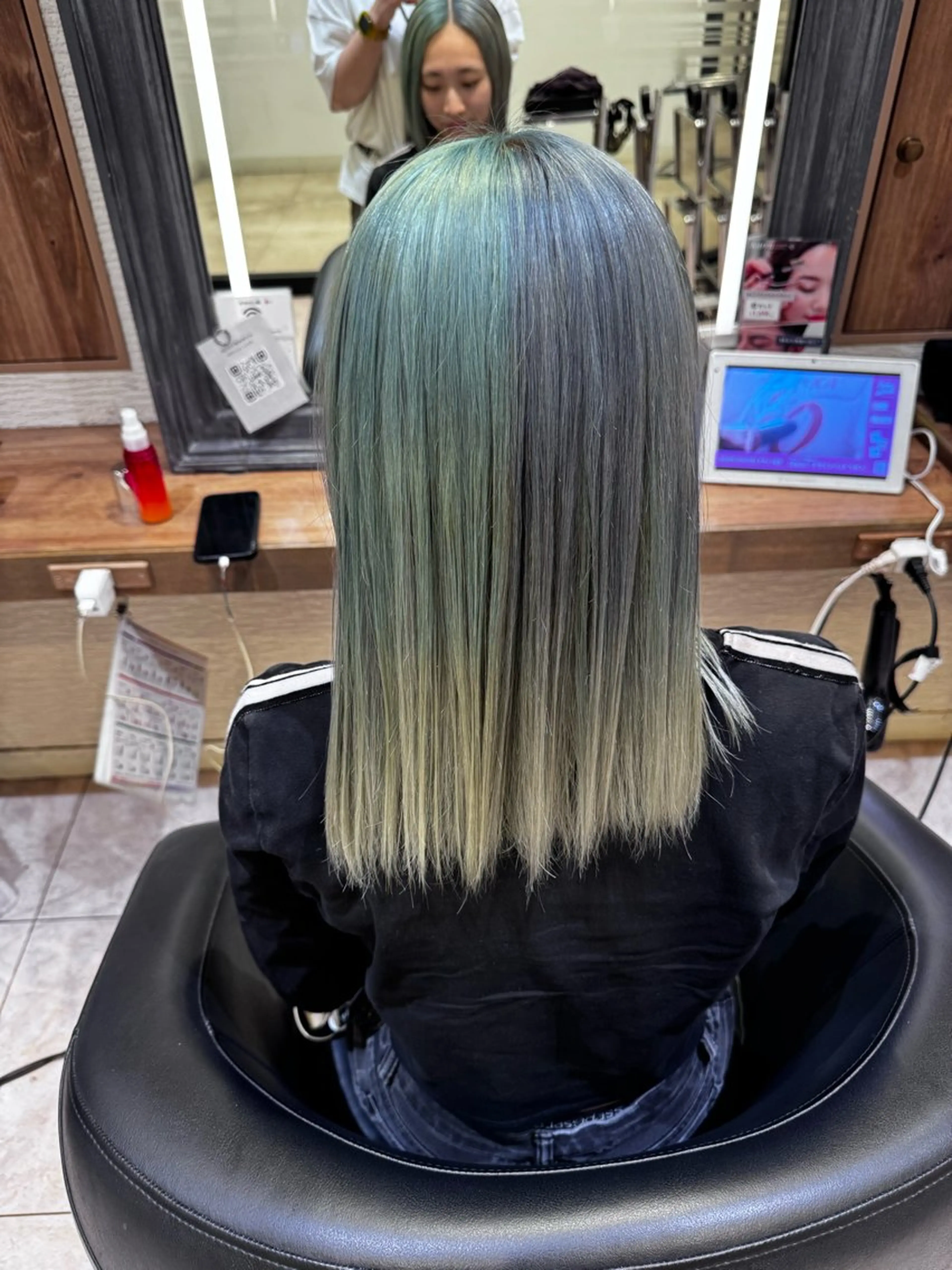 ミディアム ヘアカラー 🐺ウルフ× ハイトーン🐺MOEのヘアスタイル