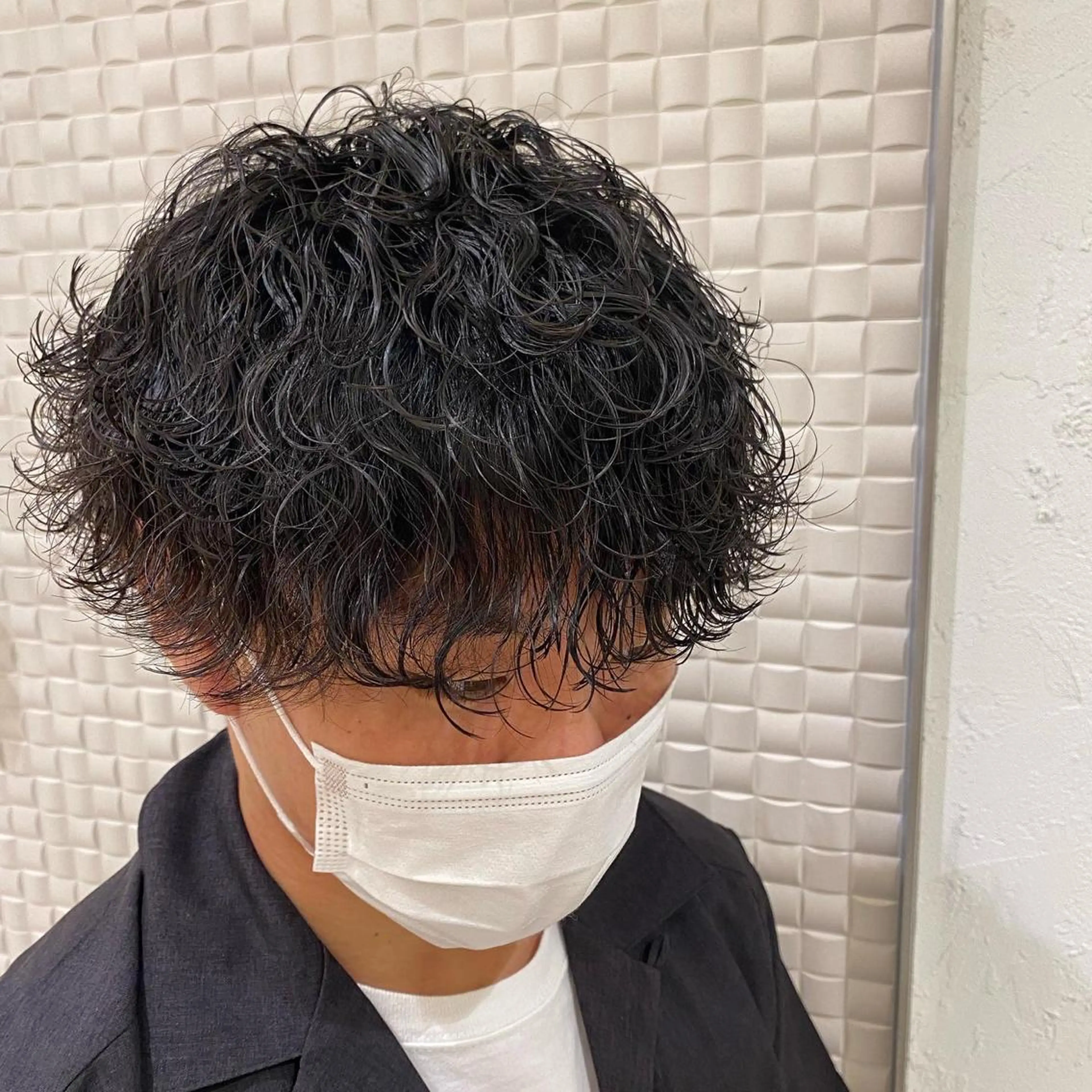 ミディアム カラー パーマ ヘアアレンジ メンズ キッズ ミディアムパーマ メンズブリーチ センターパート マッシュウルフ マッシュ カット パーマ トリートメント ヘアセット 新宿メンズパーマ ヨモギダのヘアスタイル