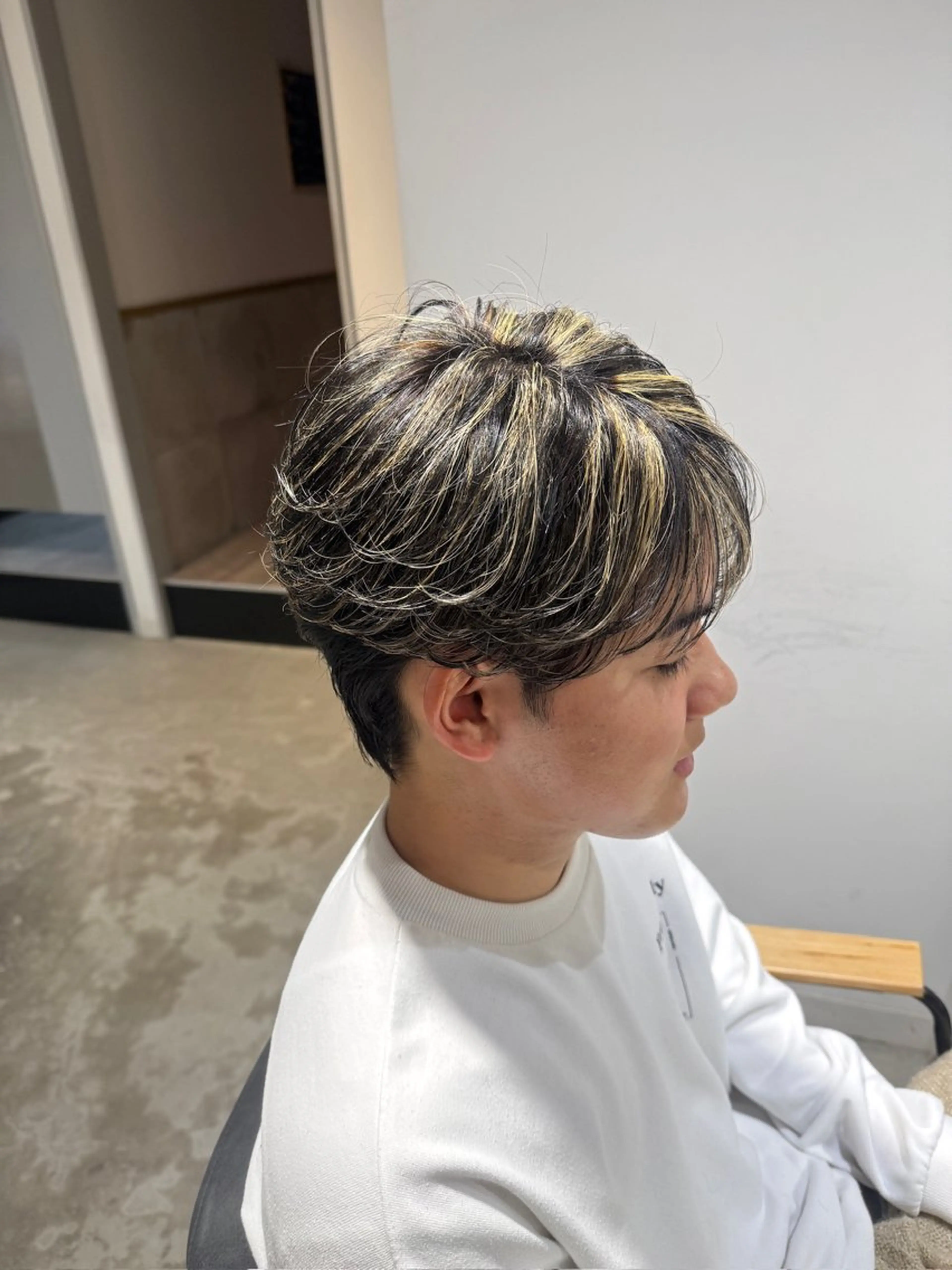 ミディアム パーマ メンズ メンズブリーチ センターパート メンズハイライト メンズ韓国風 ハイライト カット ヘアカラー メンズカットパーマ ✂️ JOYAのヘアスタイル