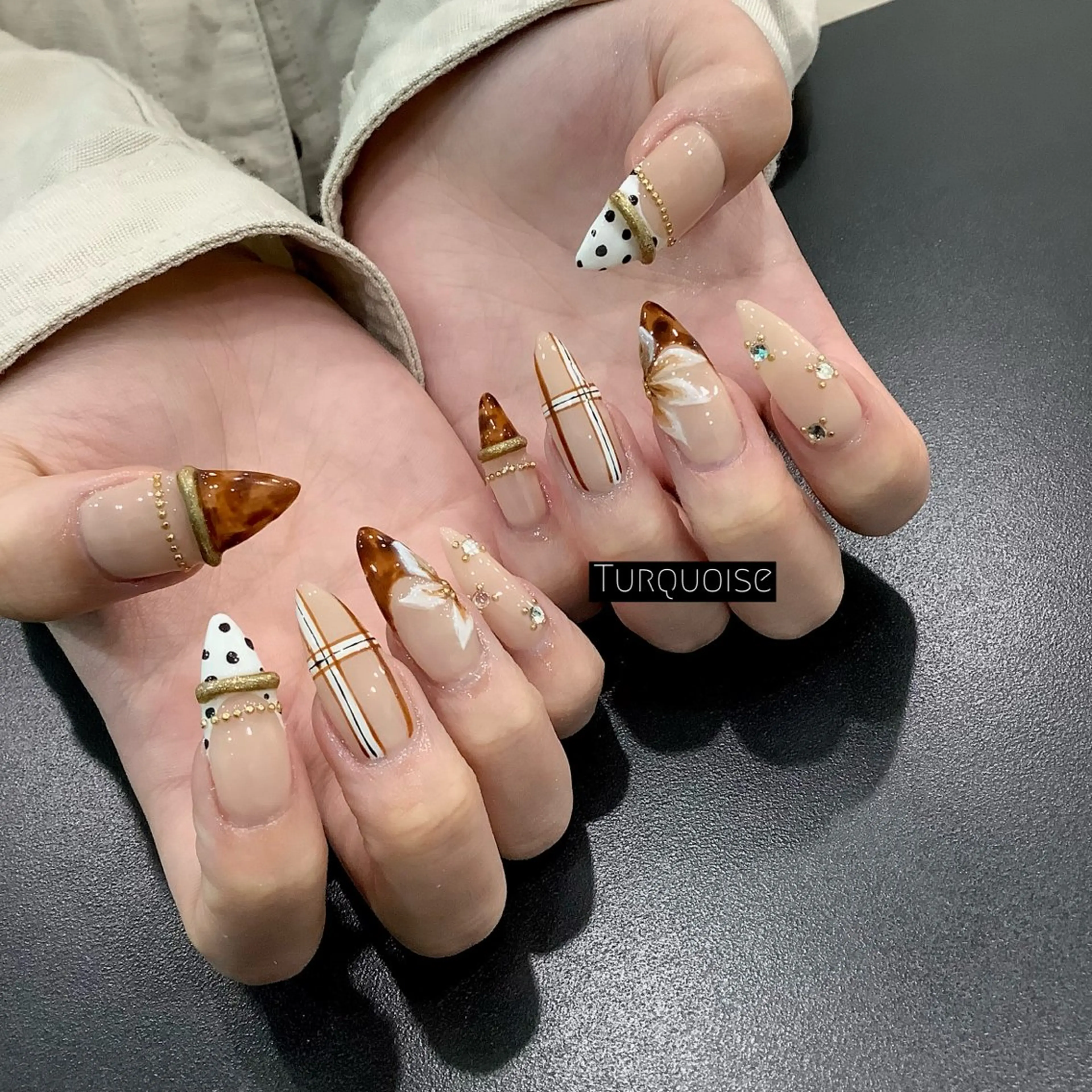 ネイル ハンドネイル 個性派ネイルサロン 💅🏼ターコイズのネイルデザイン
