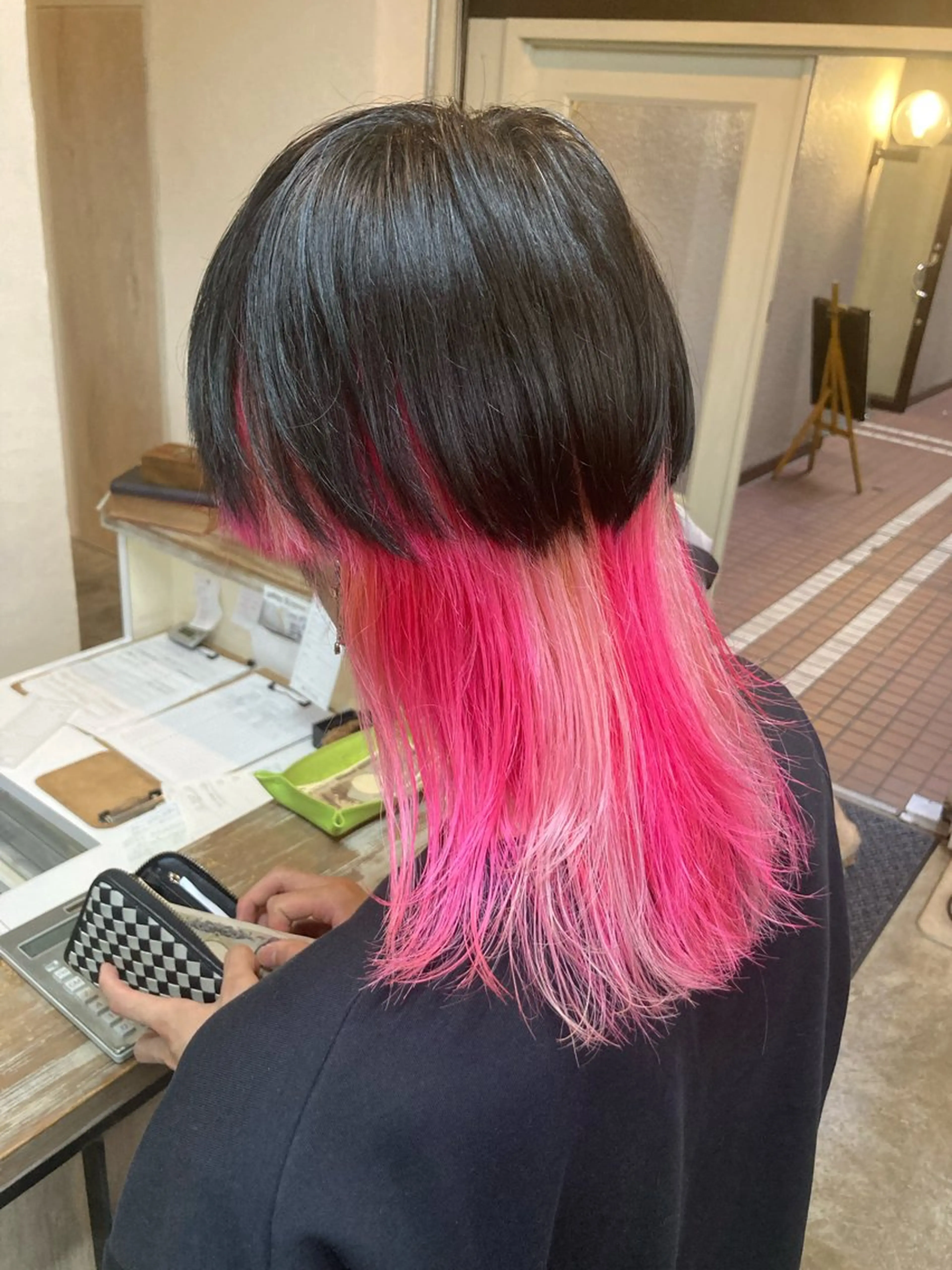 カラー メンズ メンズインナーカラー インナーカラー ピンクカラー ヘアカラー 新田龍之輔 →メンズ／派手髪のヘアスタイル