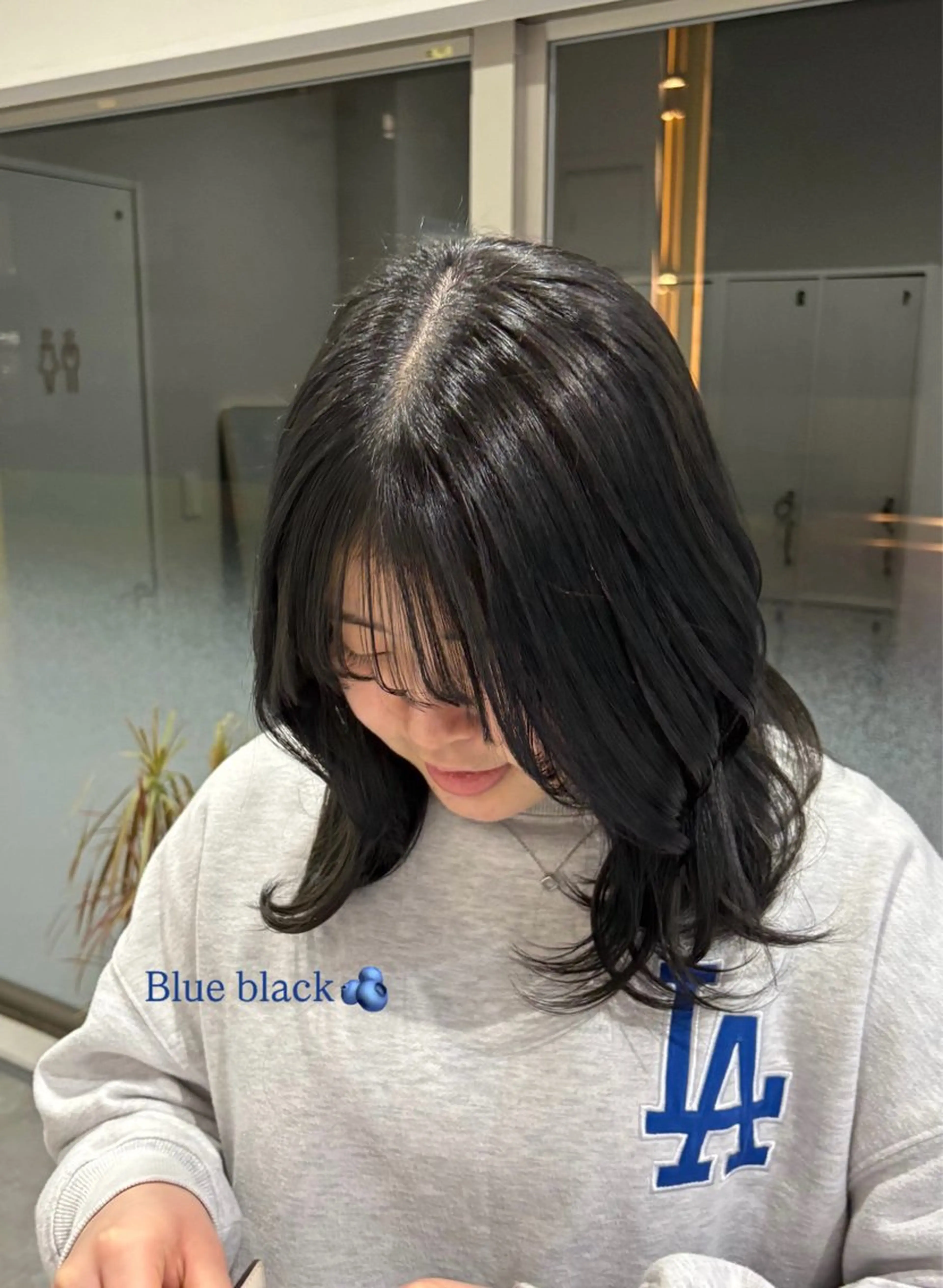 カラー 黒髪 ブルーカラー ブルーブラック 谷口 綾架のヘアスタイル