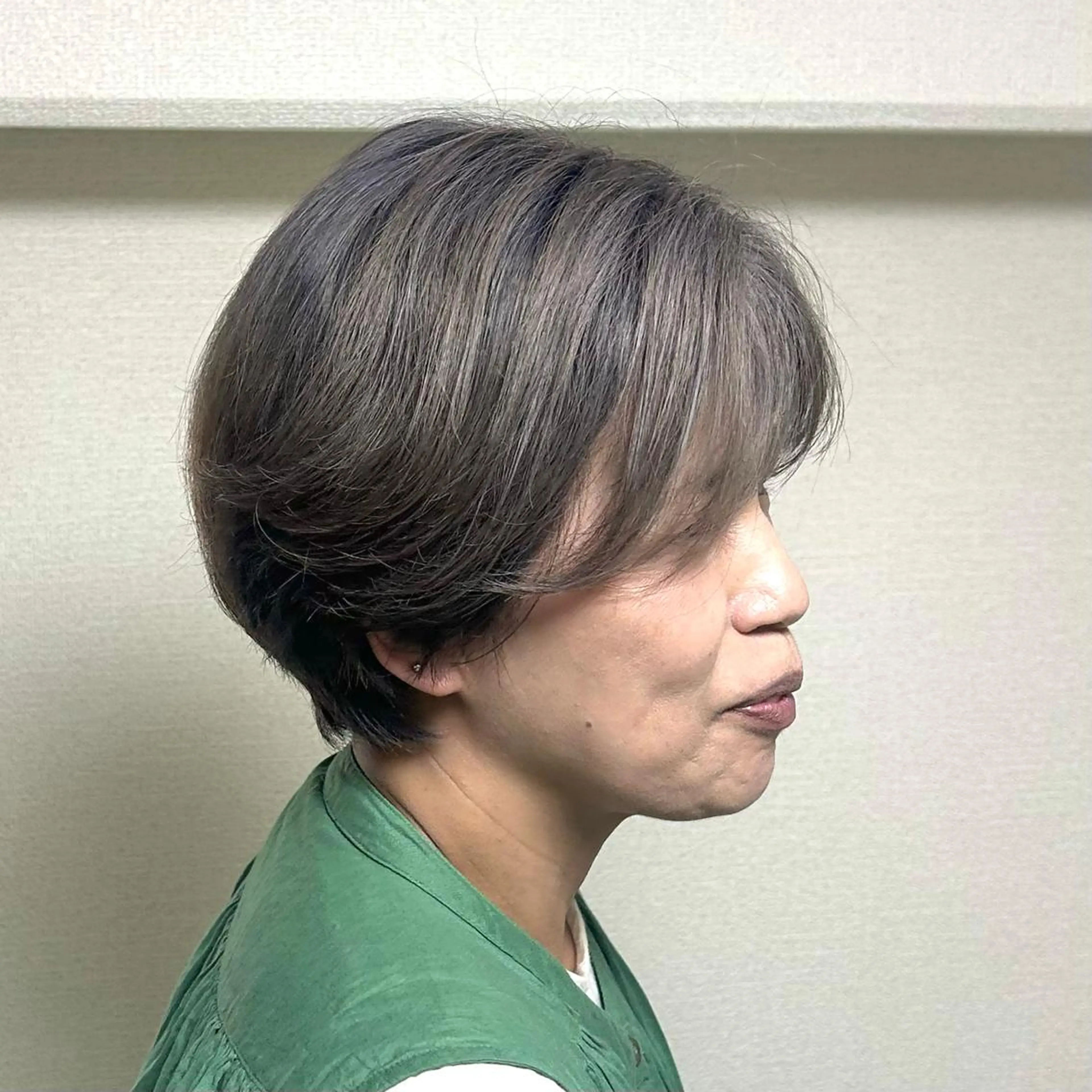 カラー グレージュ 横山ダブルカラー ハイライト透明感カラのヘアスタイル
