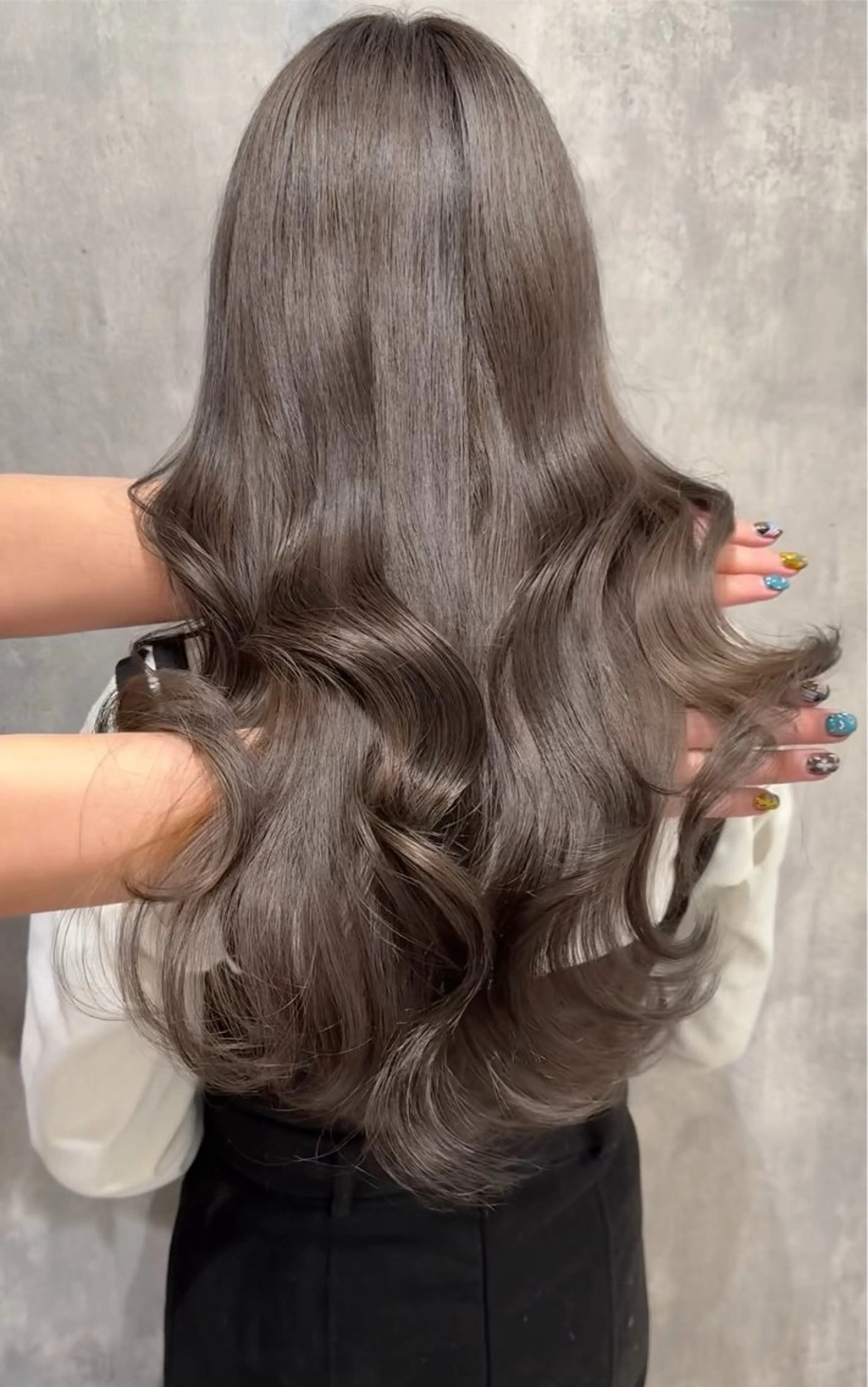 ロング カラー ベージュカラー ブリーチ 透明感カラー ミルクティーベージュ ブリーチなしカラー ヘアカラー 垢抜け似合わせカラー /梅田 /ayanaのヘアスタイル