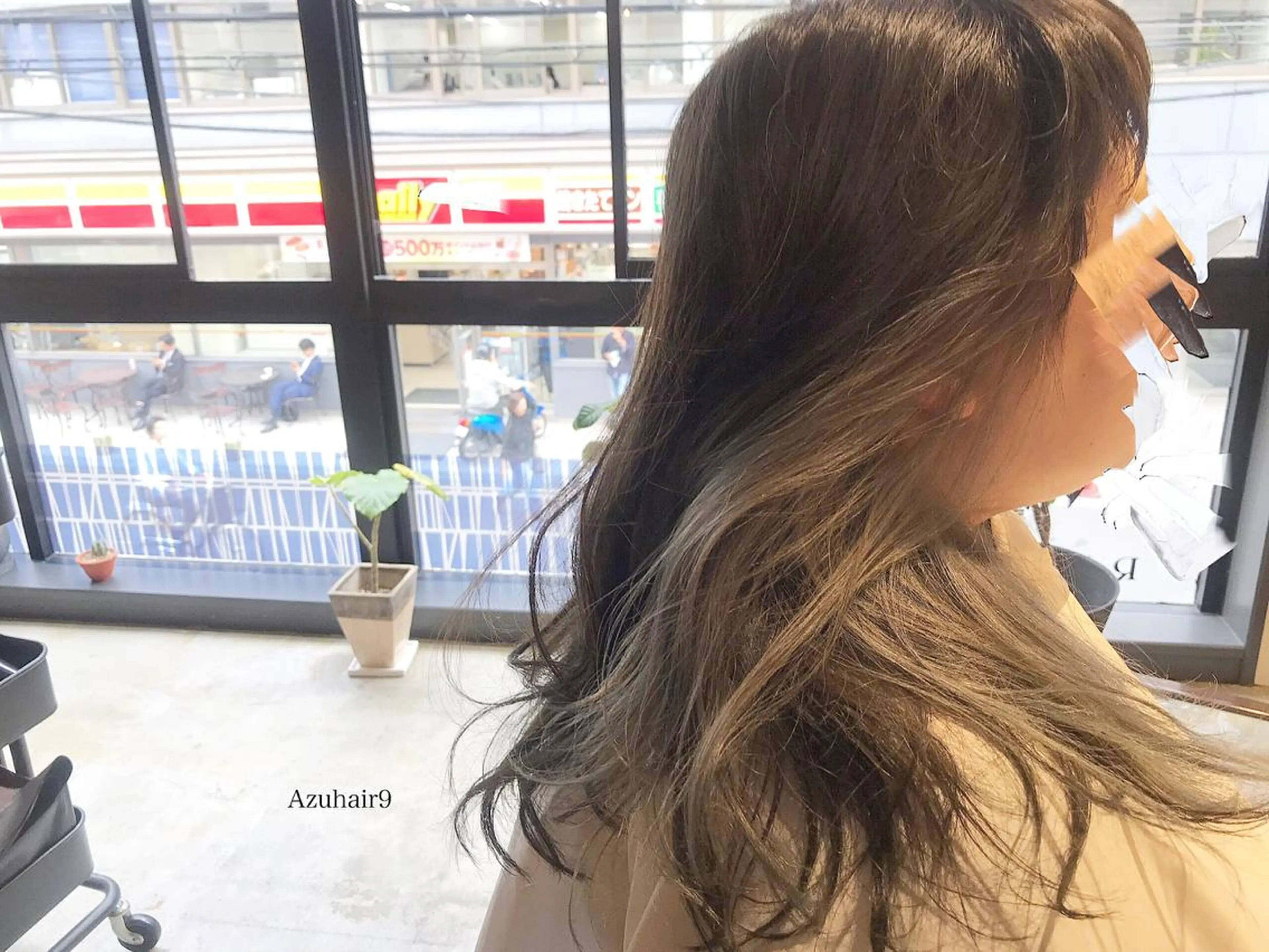 セミロング カラー アッシュ ベージュカラー インナーカラー RHAIRSALON 西山梓のヘアスタイル