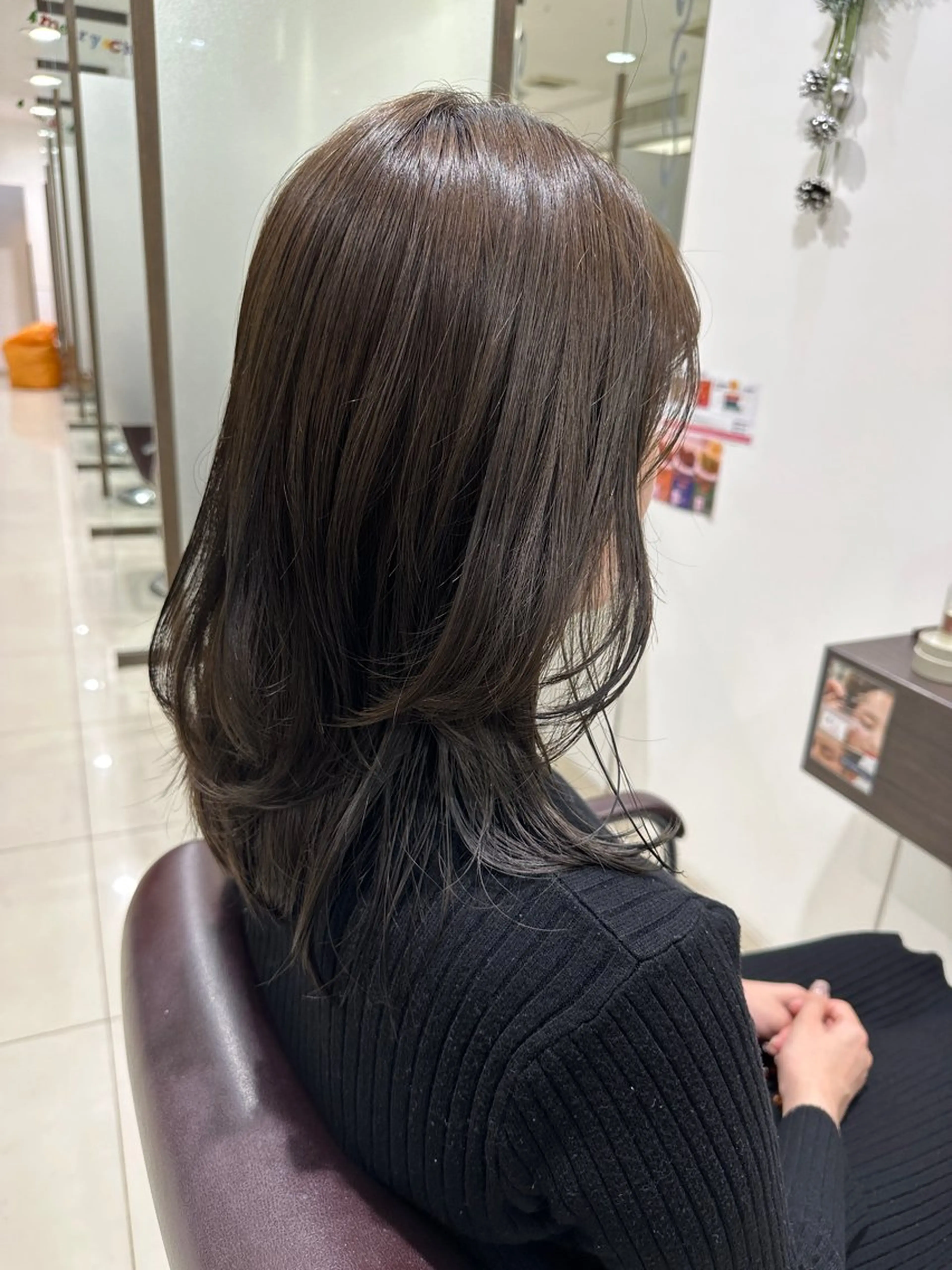セミロング レイヤー 艶々カラーのヘアスタイル