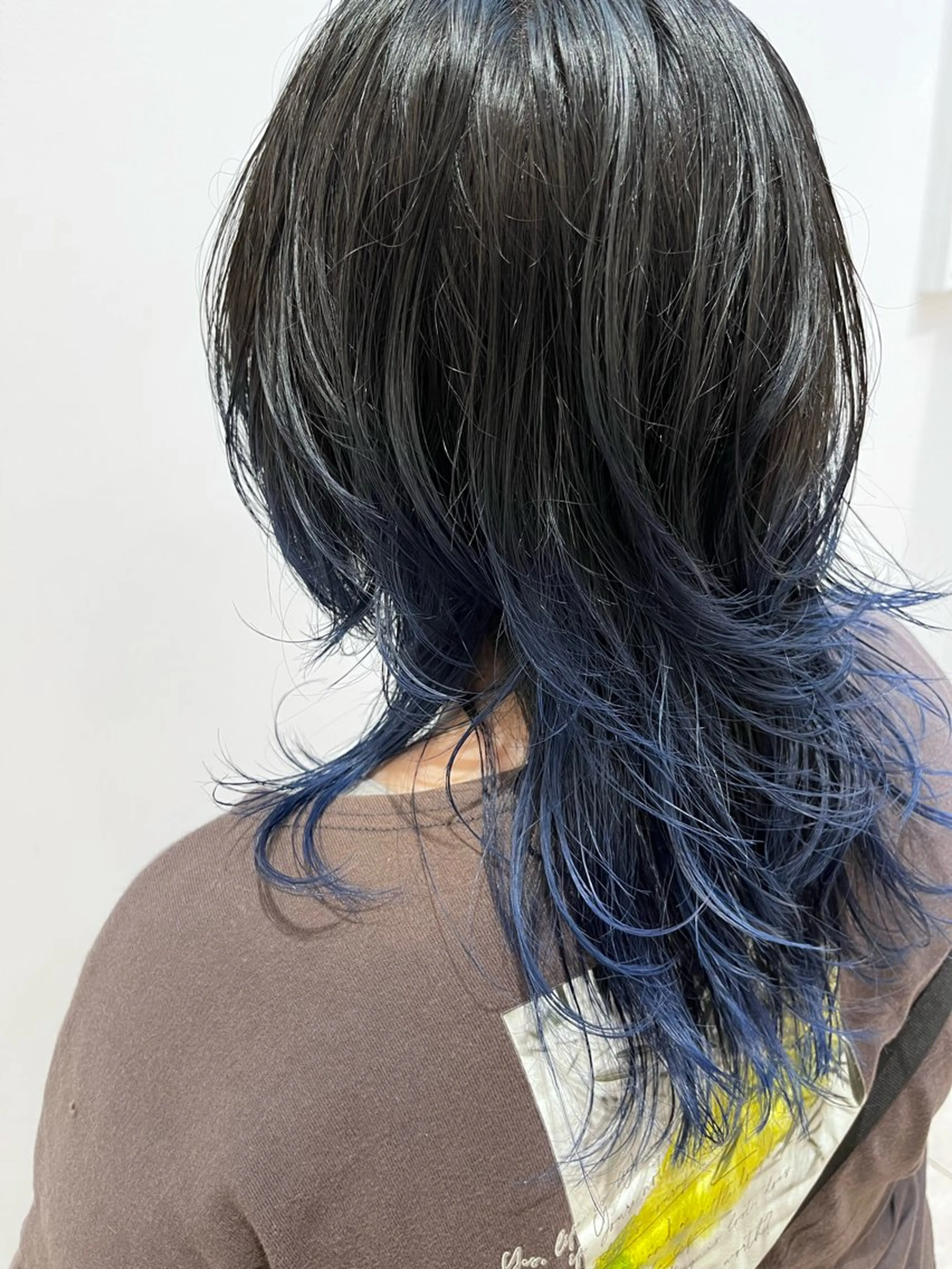 ミディアム カラー ネイビーカラー ウルフカット ヘアカラー 🐺ウルフ× ハイトーン🐺MOEのヘアスタイル