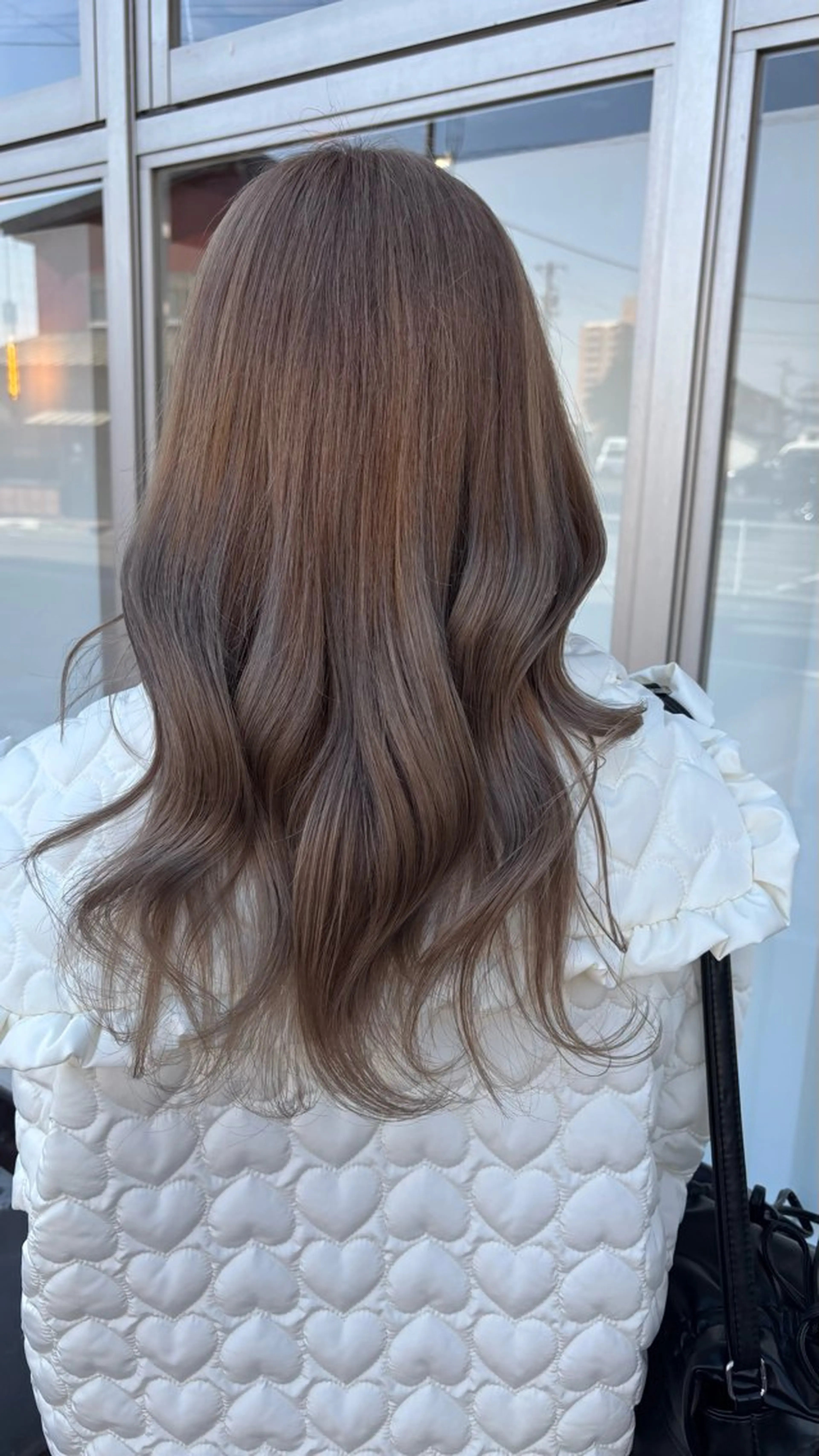 ロング カラー ベージュカラー 透明感カラー ハイトーンカラー ミルクティーベージュ ヘアカラー 岩﨑 楓加のヘアスタイル