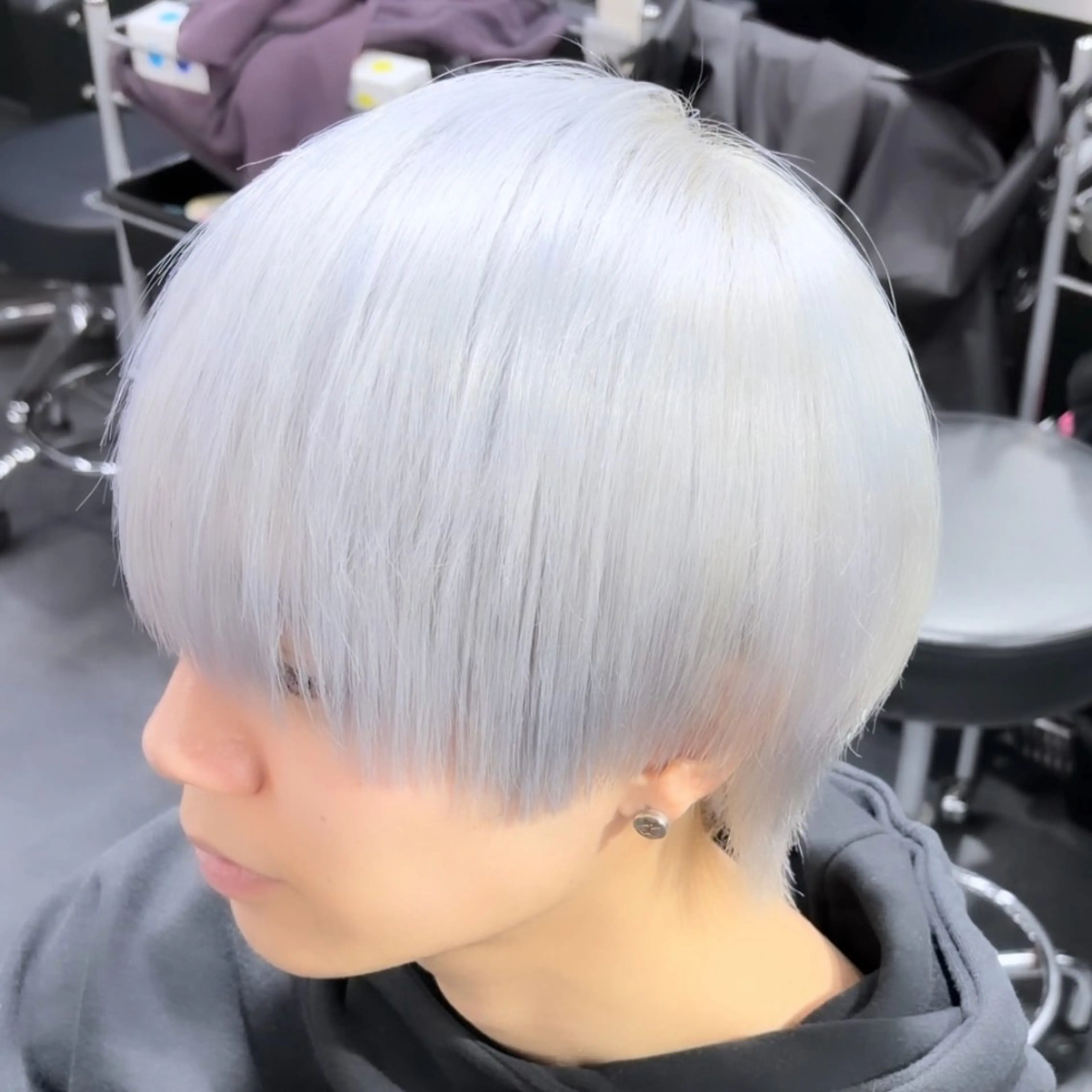 ショート カット ヘアカラー メンズハイトーン 佐藤智頼のヘアスタイル