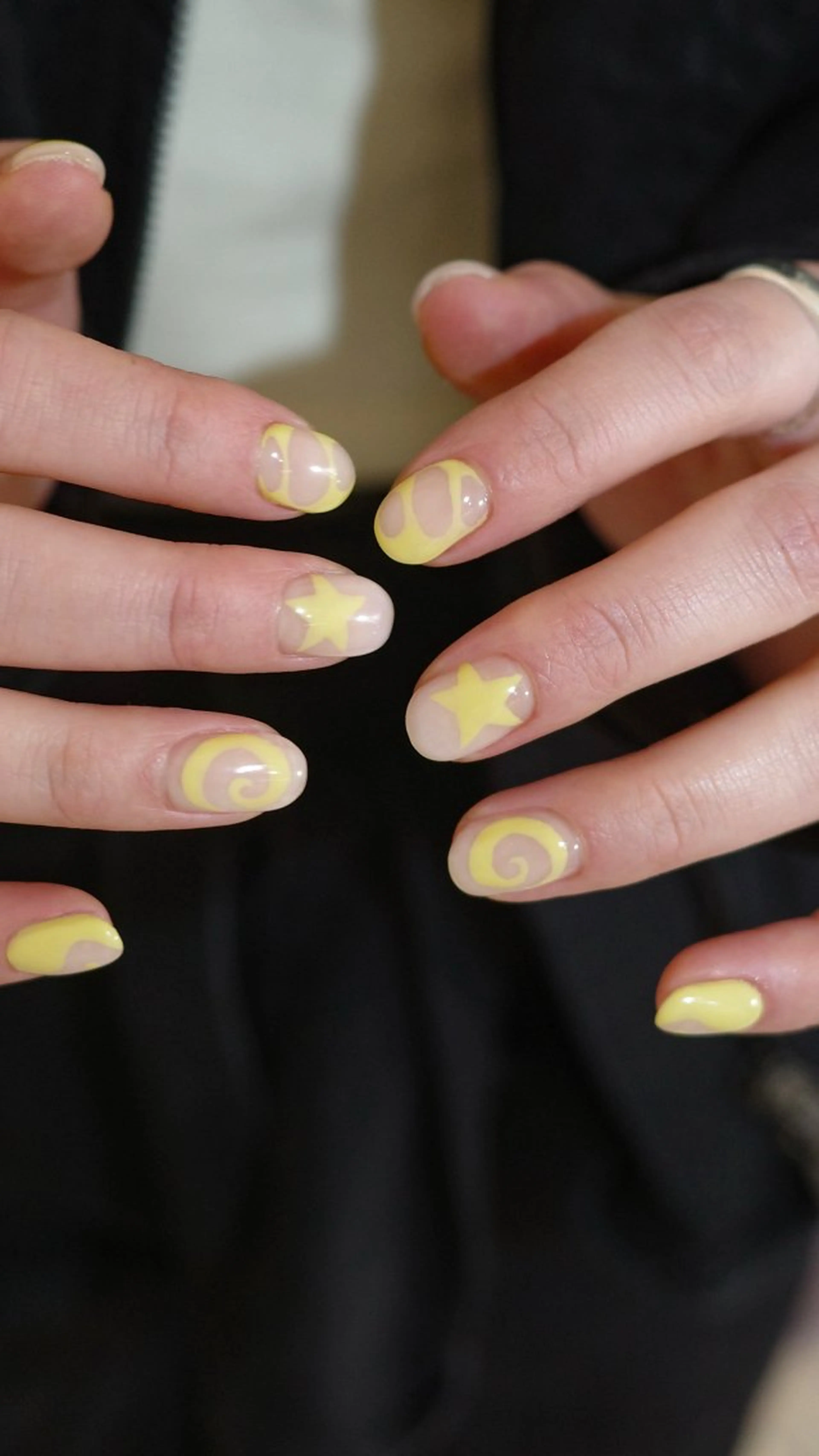 ネイル アートネイル 持ち込み ホワイト 黄色 ハンドネイル pointillé .ayaのネイルデザイン