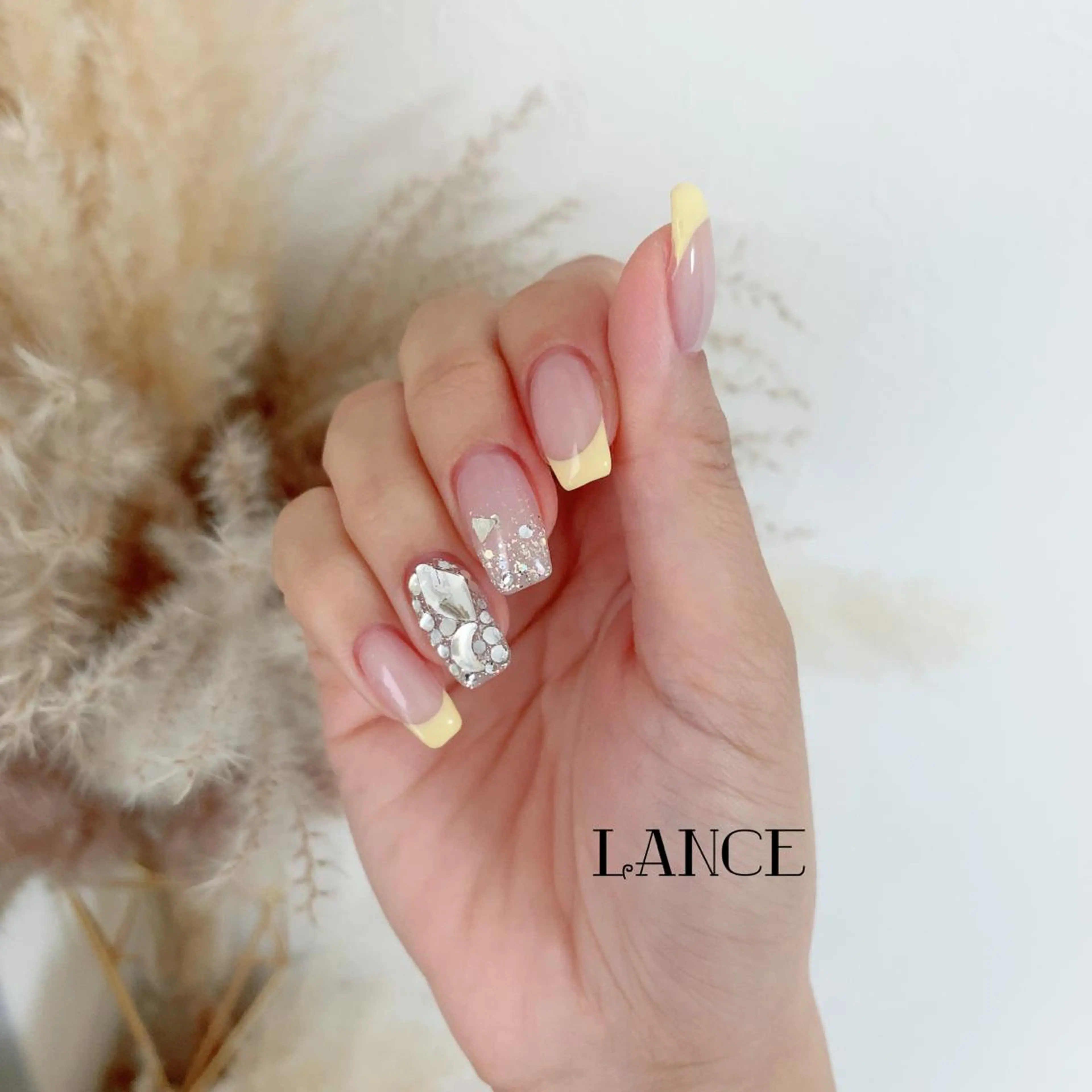 ミディアム ネイル オーロラネイル フットネイル フレンチネイル グラデーション キラキラネイル ハンドネイル Lance nailのネイルデザイン