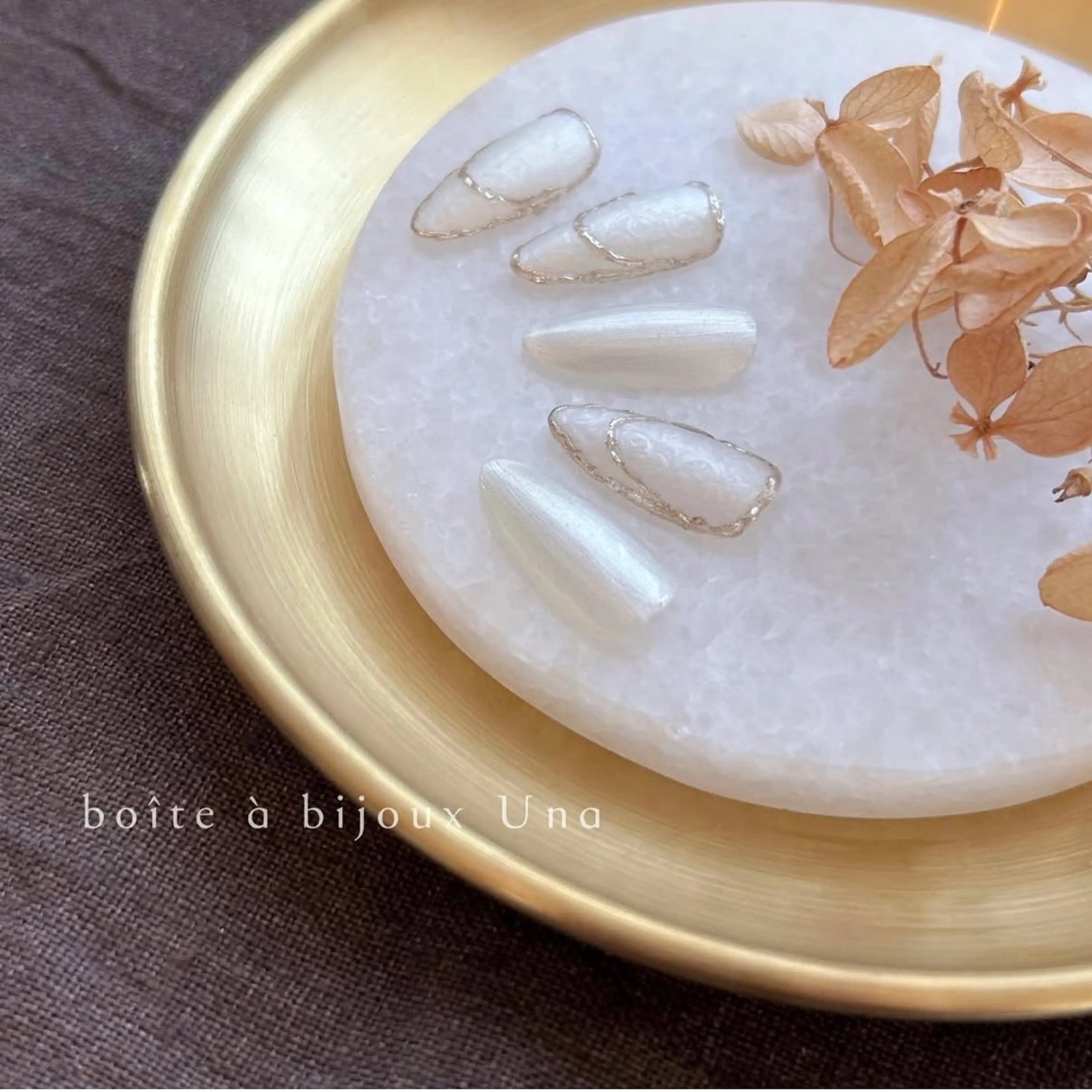 ネイル ゴールド ミラーネイル ホワイト boite a bijoux Unaのネイルデザイン