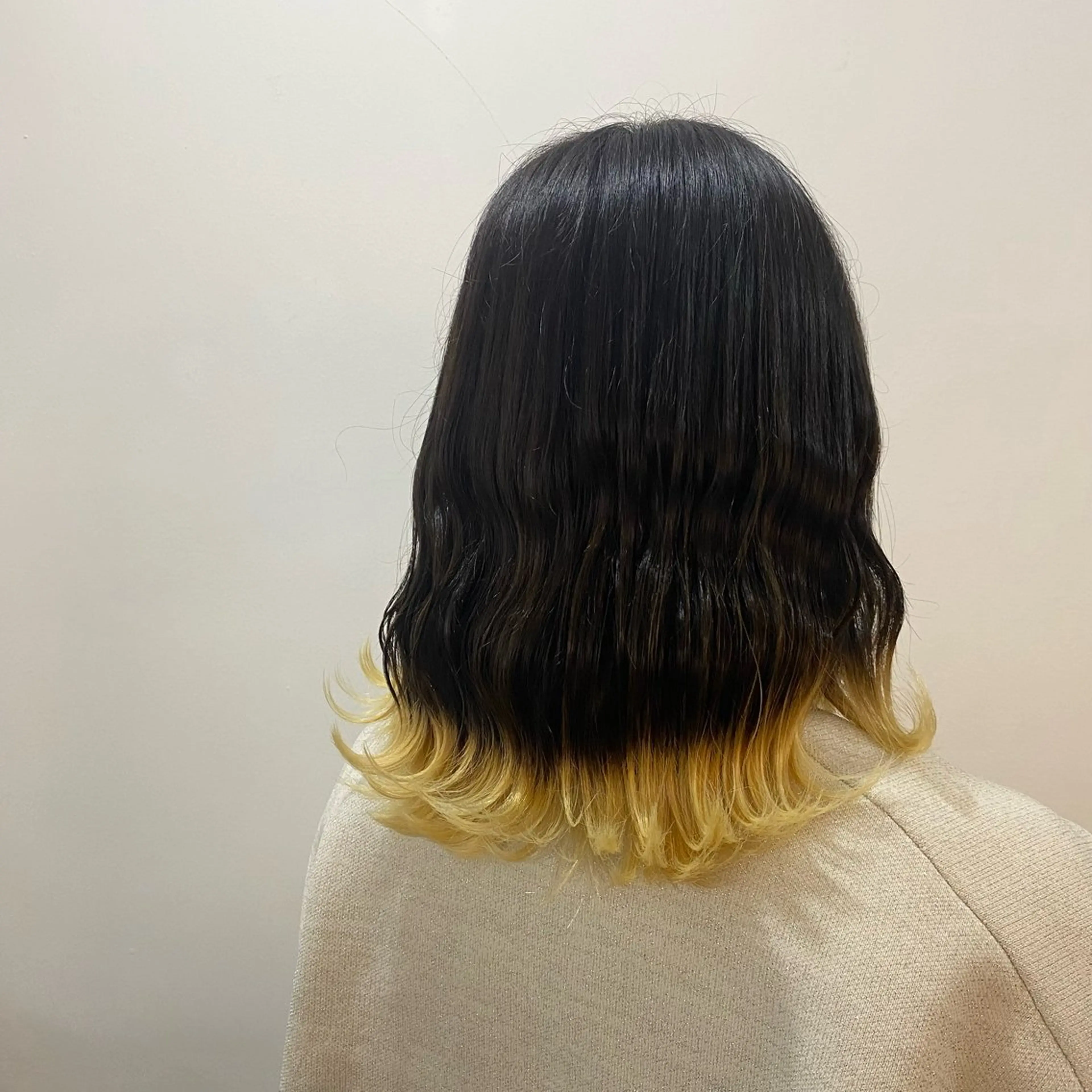 ミディアム カラー ブリーチ 抜きっぱなしブロンド デザインカラー カット ヘアカラー Kazaoka Saraのヘアスタイル