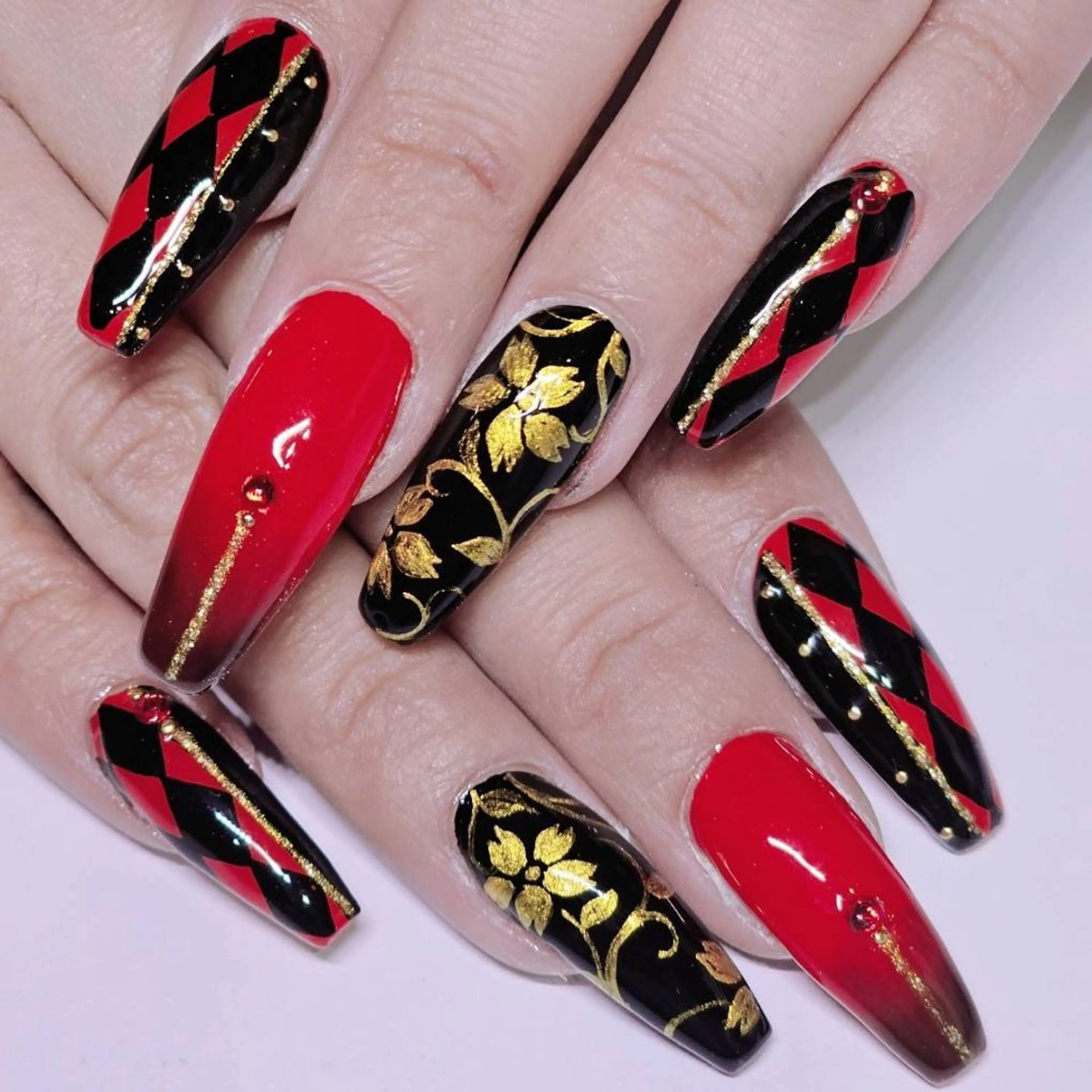 ネイル アートネイル ゴールド ワンカラーネイル 赤色 ハンドネイル よしだ ひろきのネイルデザイン