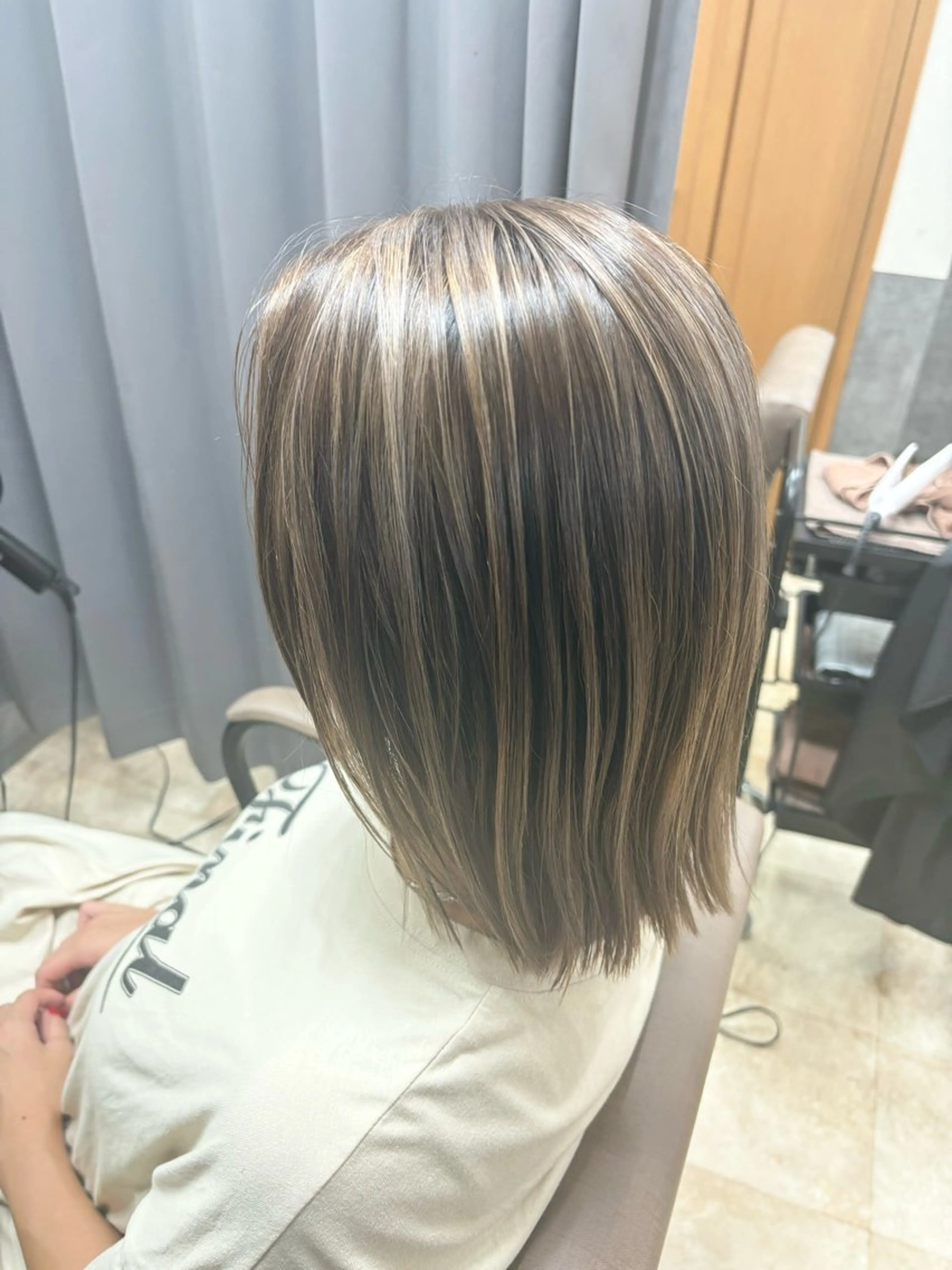 ミディアム カラー バレイヤージュ ベージュカラー ブリーチ レイヤーカット カット ヘアカラー トリートメント 竹内滉太 当日予約⭕️のヘアスタイル