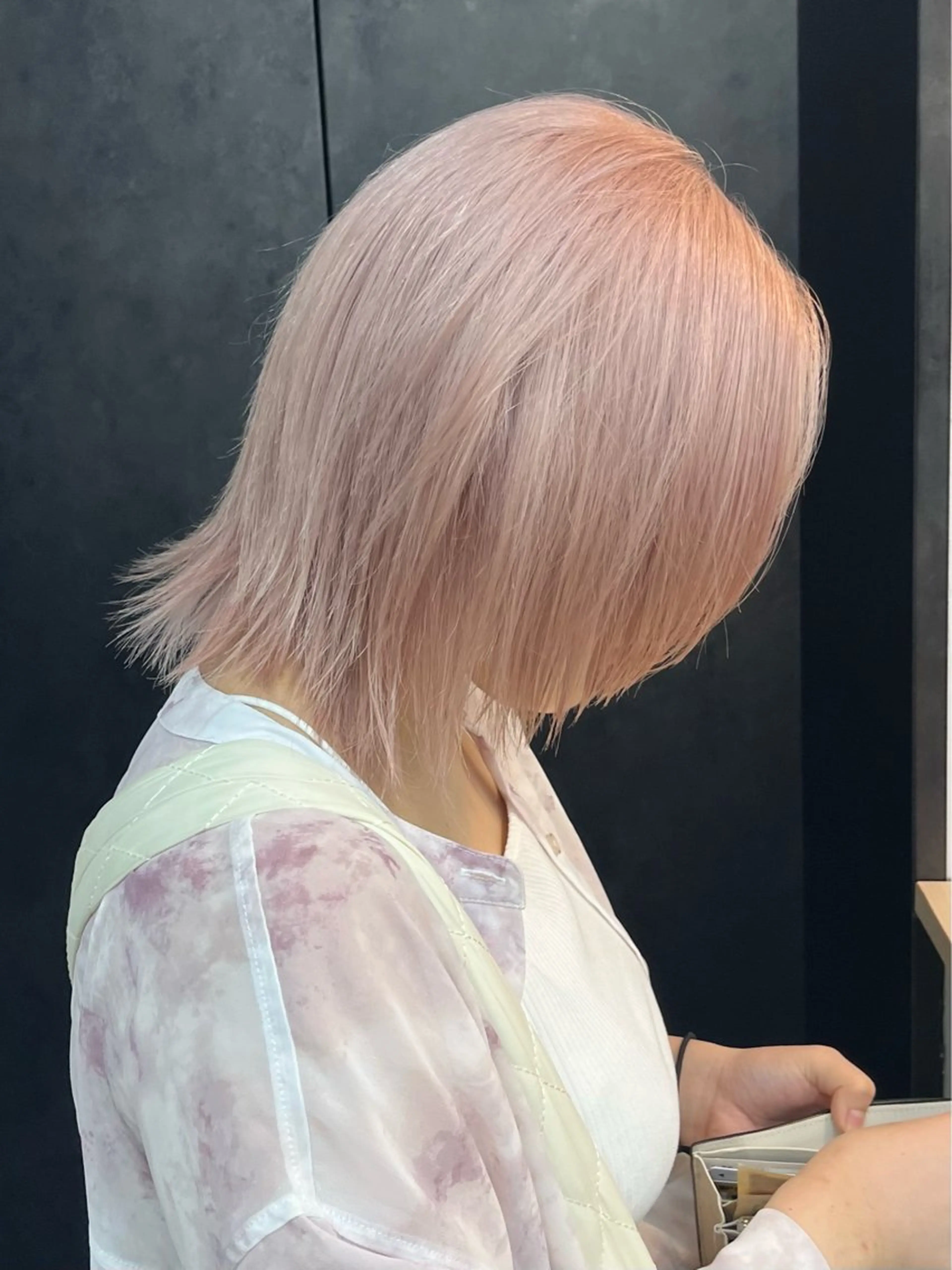 ミディアム イツク ⚡️ ルーツ/ハイトーンのヘアスタイル