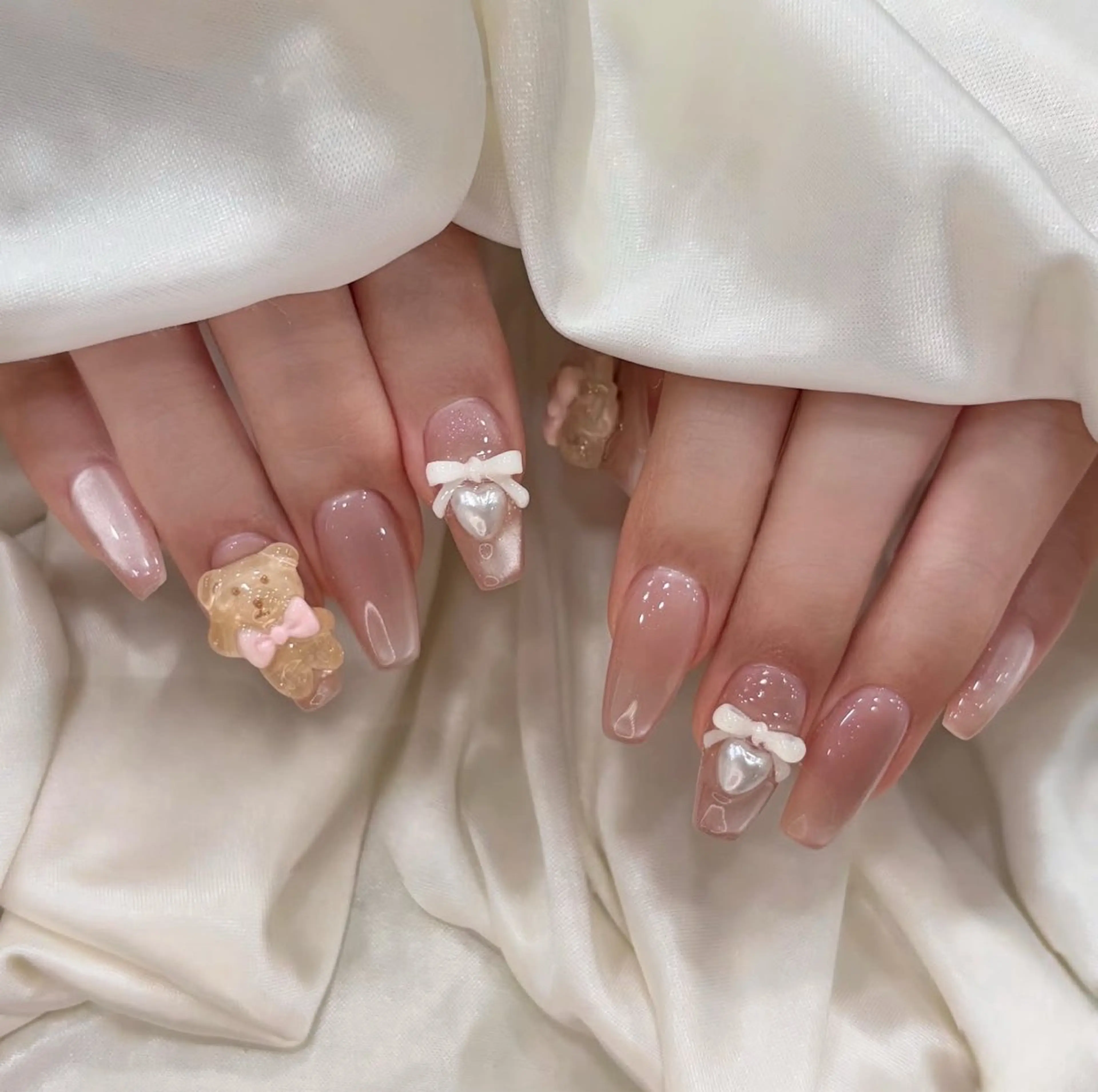 ネイル キラキラネイル マグネットネイル ミラーネイル ニュアンスネイル 春ネイル ハンドネイル Lyna 池袋のネイルデザイン