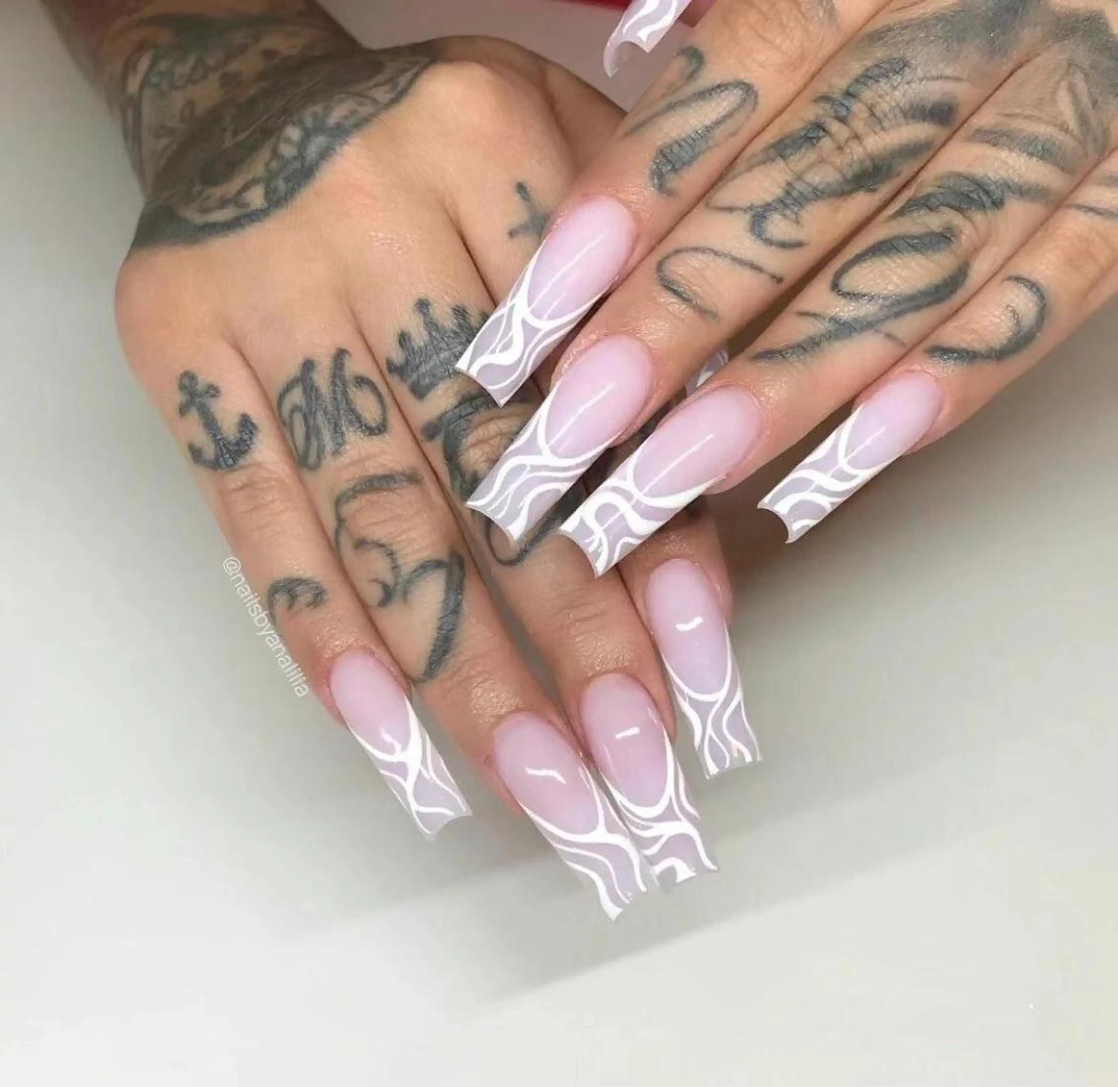 ネイル ハンドネイル MoonNail ユリ🌸のネイルデザイン