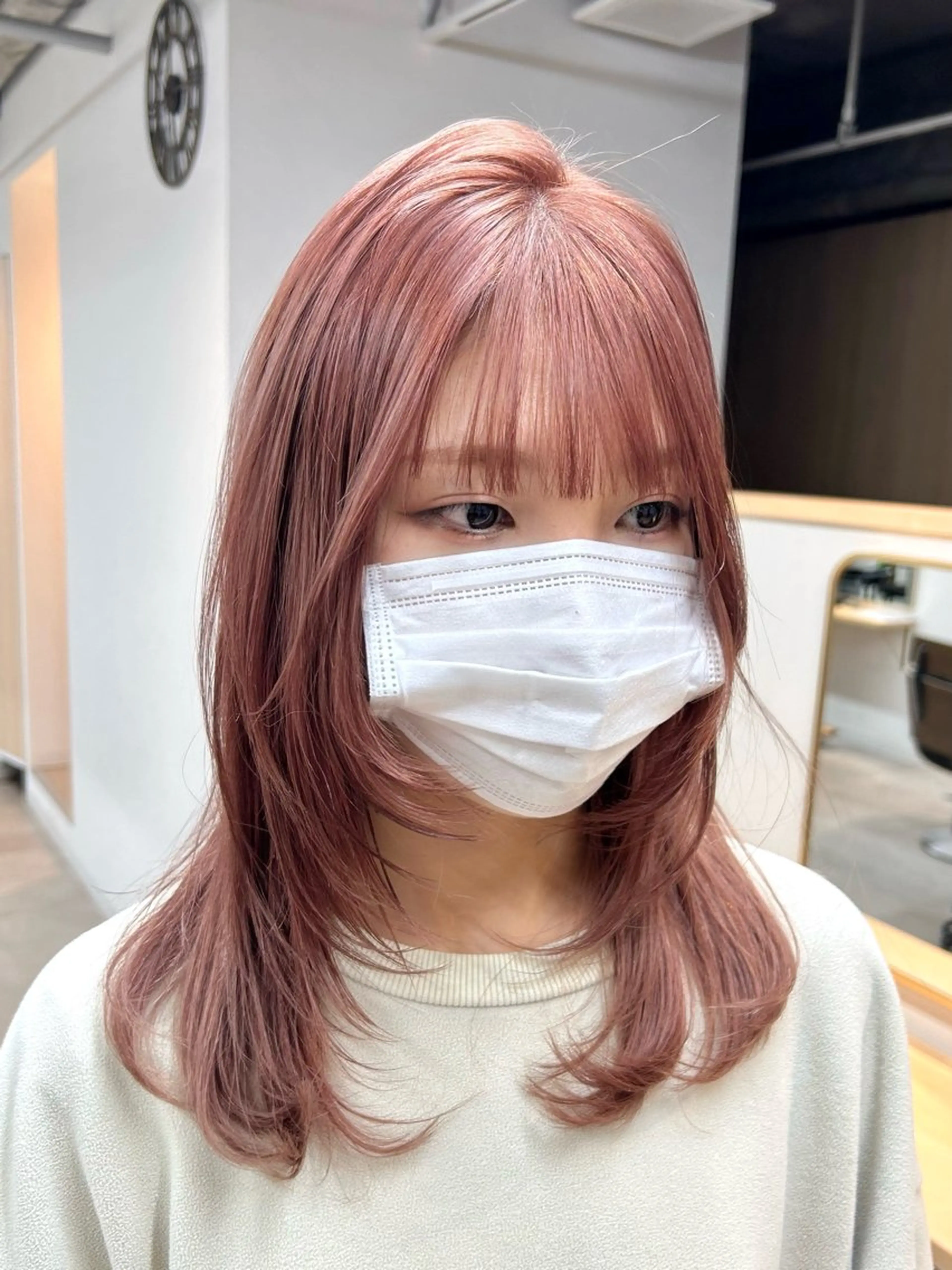 セミロング カラー ベージュカラー ピンクカラー ピンクベージュ レイヤーカット カット ヘアカラー トリートメント 艶カラー/レイヤー/ ハイトーン/まなみのヘアスタイル