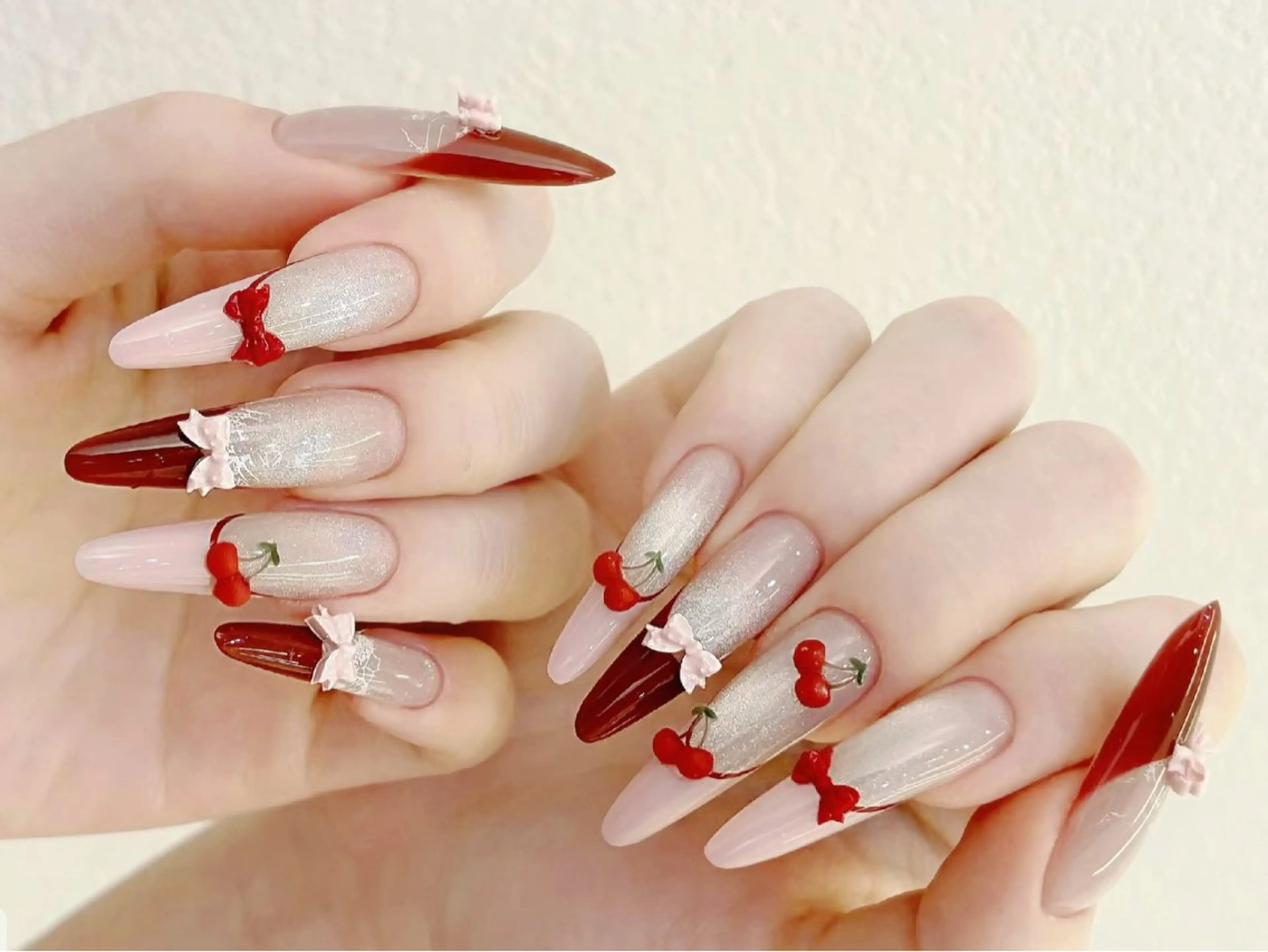 ネイル グラデーション ラメ(グリッター) ラメグラデーション 赤色 リボン ハンドネイル ハンドケア DarkHoney 池袋店のネイルデザイン