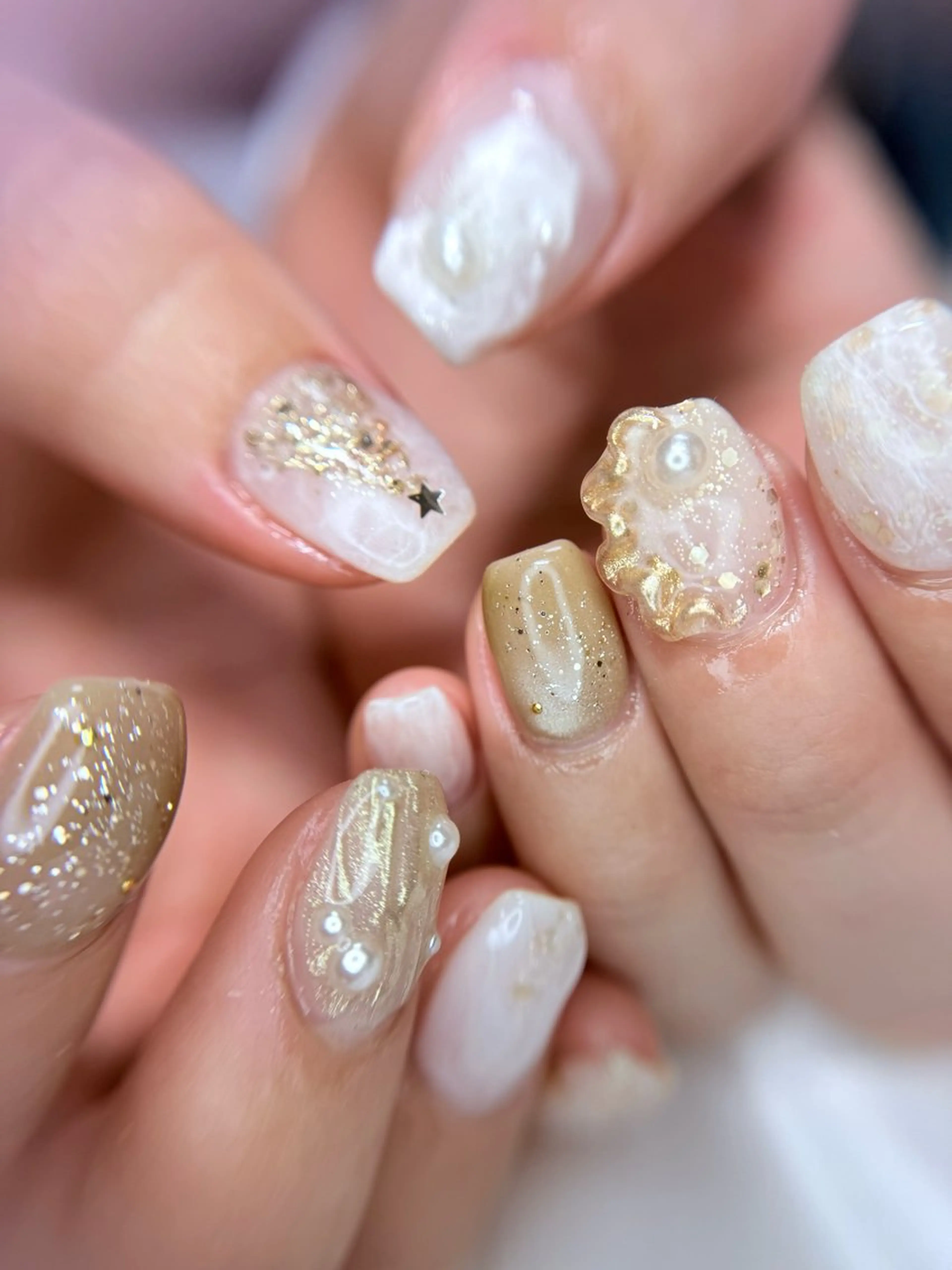 ネイル アートネイル クリアネイル ゴールド キラキラネイル マグネットネイル ハンドネイル 【OKIKA】 らん🦖🌈🧡のマツエク・マツパデザイン