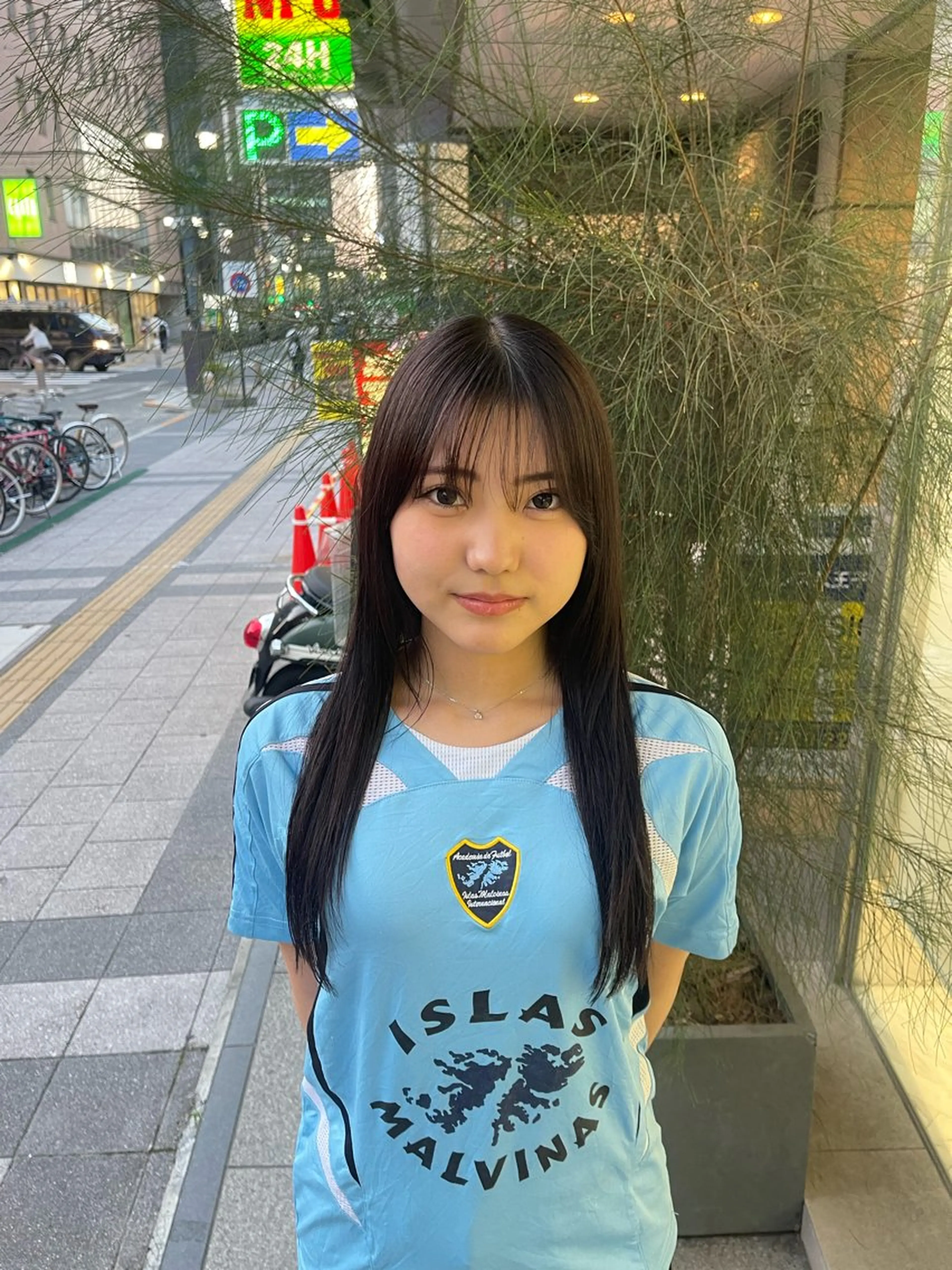 セミロング 顔まわりレイヤー 顔周りカット 髪質改善 レイヤーカット トリートメント ARISA︎ メンズハイトーンのヘアスタイル