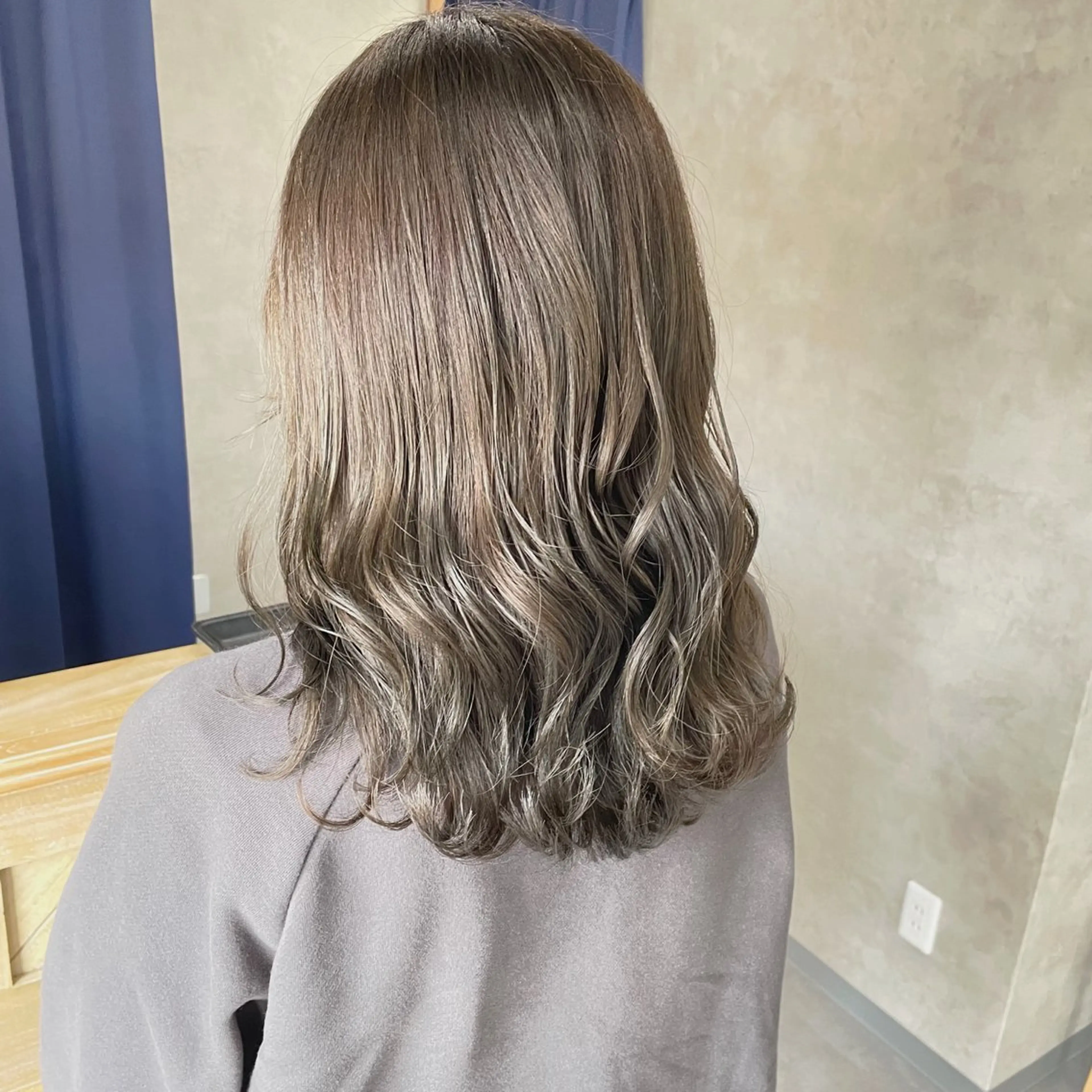 ミディアム パープルカラー ハイライト 学生 髪質改善 レイヤーカット 齋藤 彬のヘアスタイル