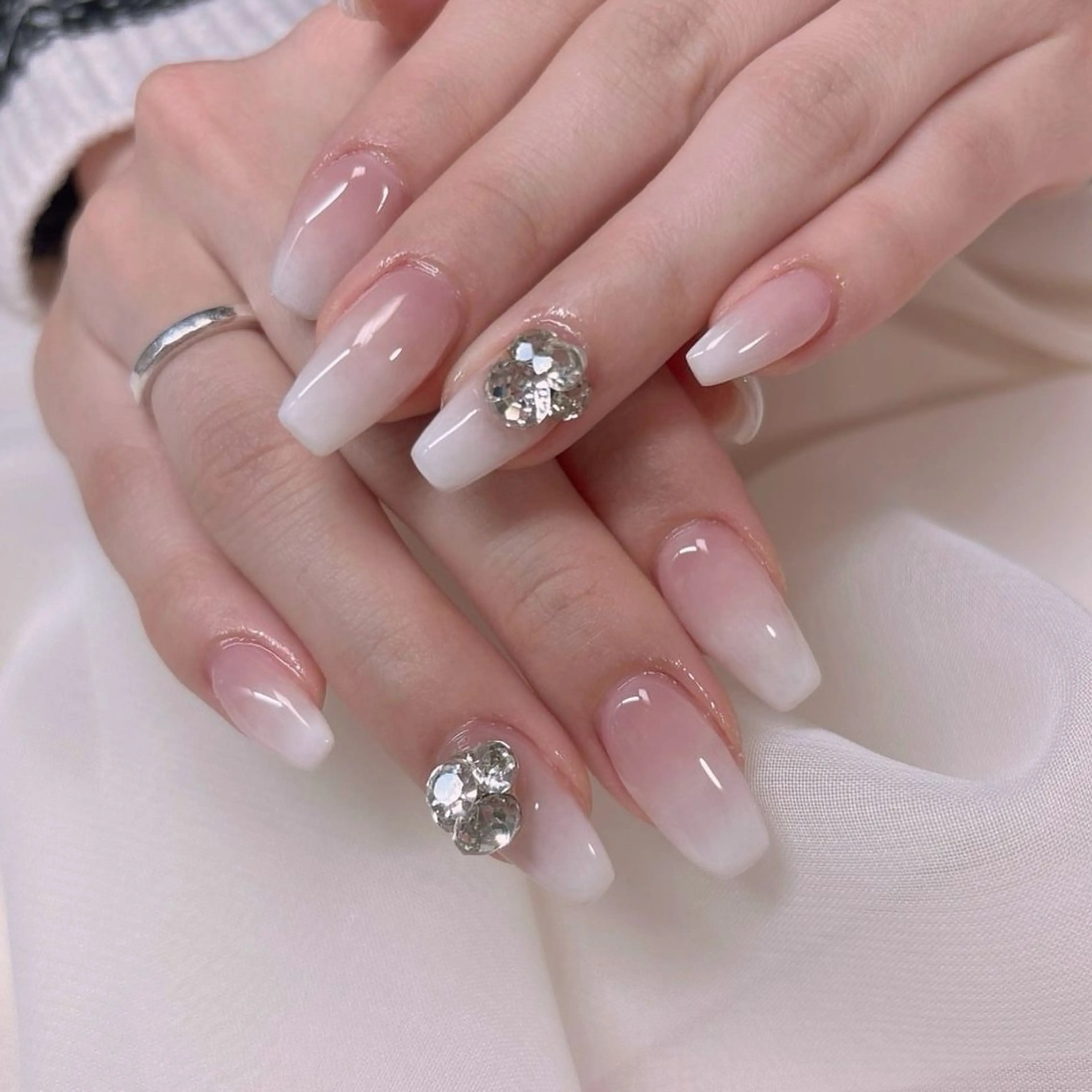 ネイル グラデーション ホワイト 𓂃🦢Aurora Swan🌙𓂃のネイルデザイン