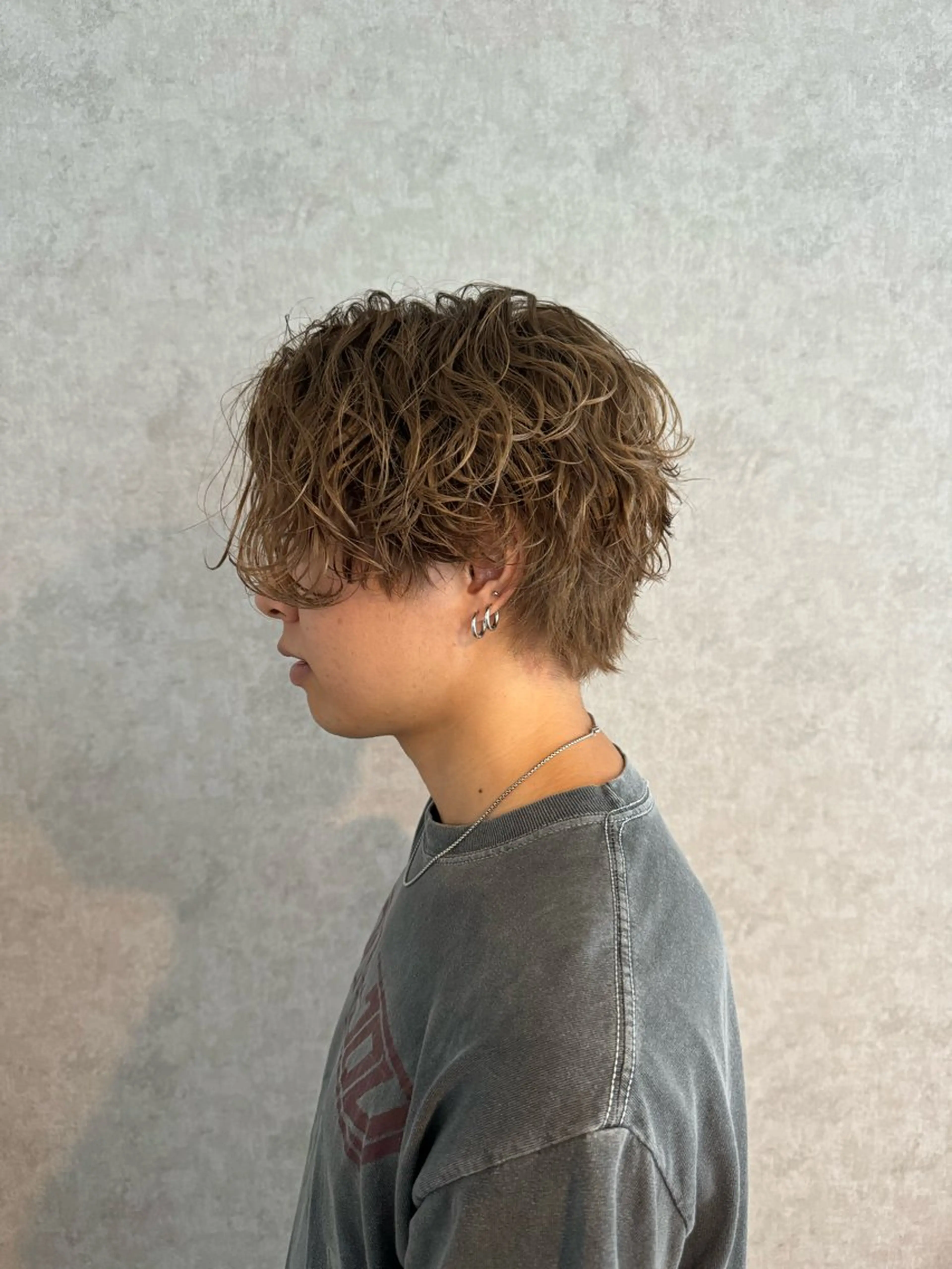 ショート カラー パーマ ヘアアレンジ メンズ センターパート マッシュ メンズパーマ スペインカール スパイキーショート カット パーマ トリートメント ヘッドスパ ヘアセット スパイキー/フェザー /波巻き/かいとのヘアスタイル